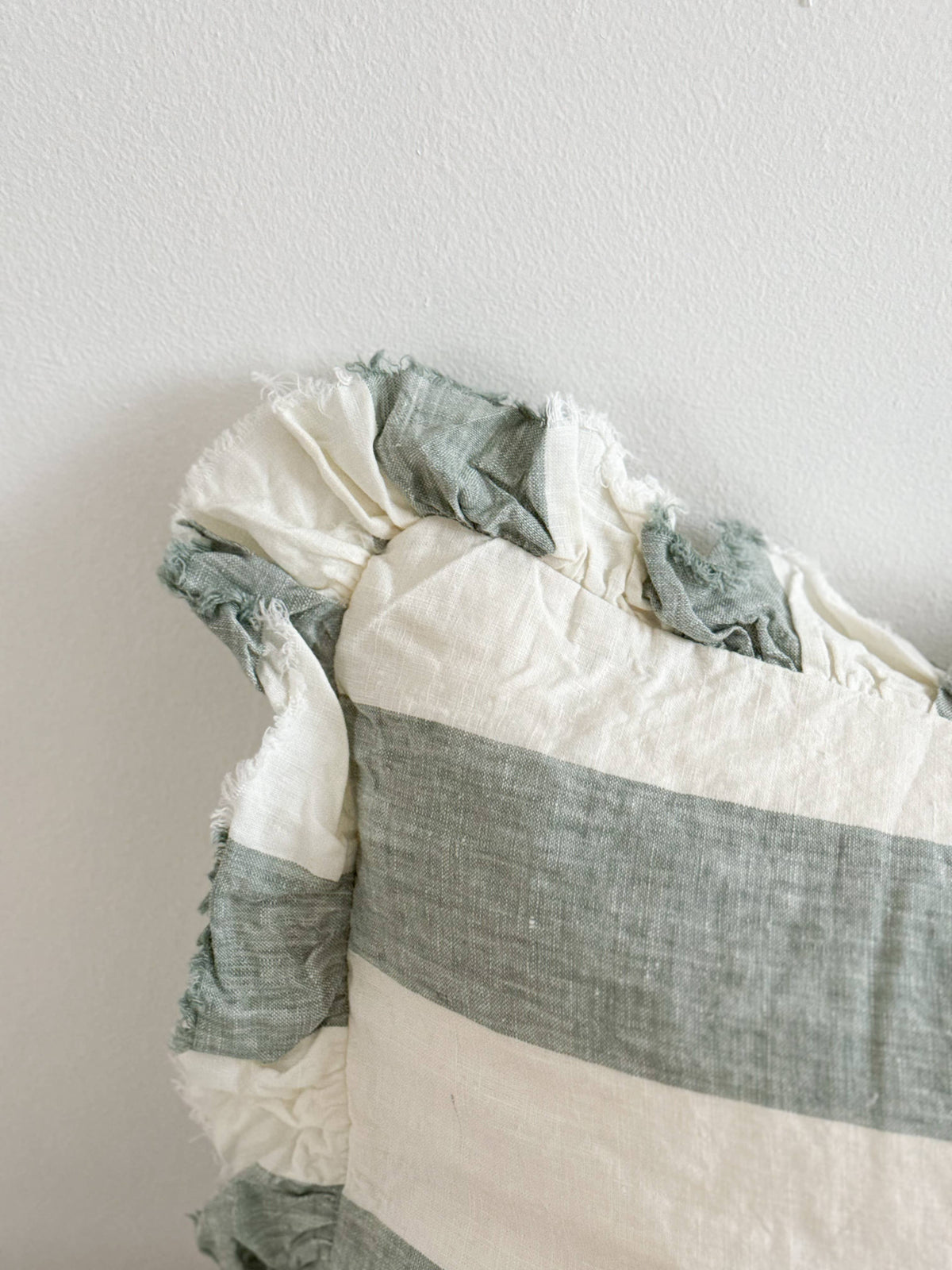 Housse de coussin en lin à larges rayures bleu sarcelle | 50 × 30 cm