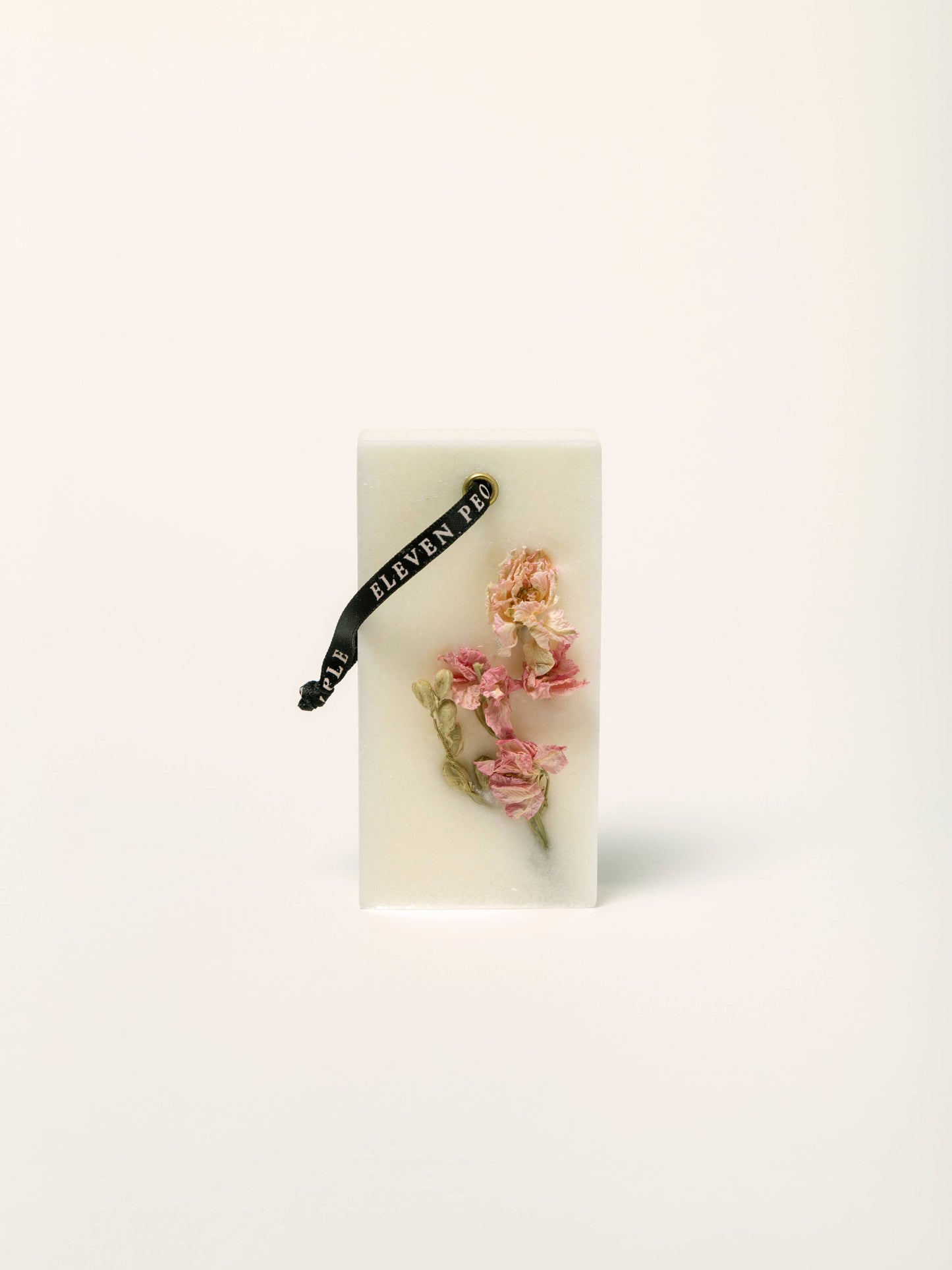 Barre de cire parfumée artisanale CARACAS n°07 à la poire, pivoine et patchouli, cire de soja, ruban coton noir