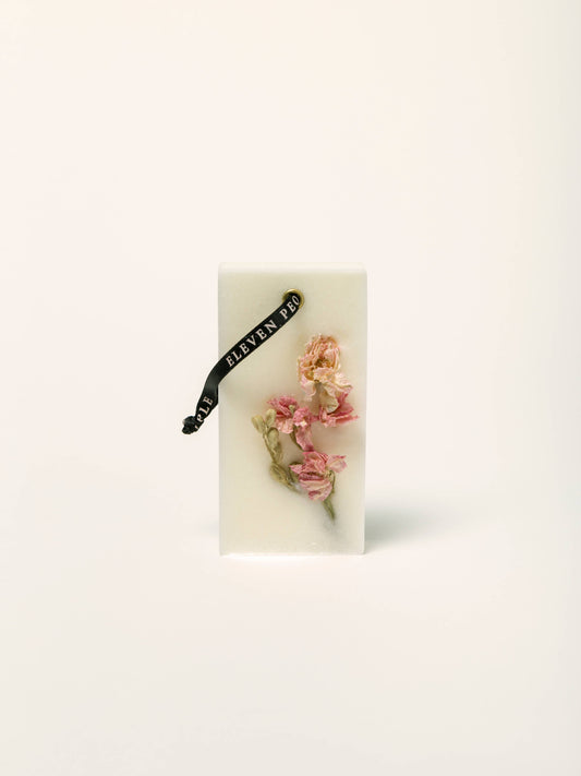 Barre de cire parfumée artisanale CARACAS n°07 à la poire, pivoine et patchouli, cire de soja, ruban coton noir