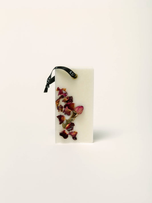Barre de cire parfumée artisanale GENOVY n°04 à la rose, géranium et vétiver, en cire de soja avec ruban coton noir