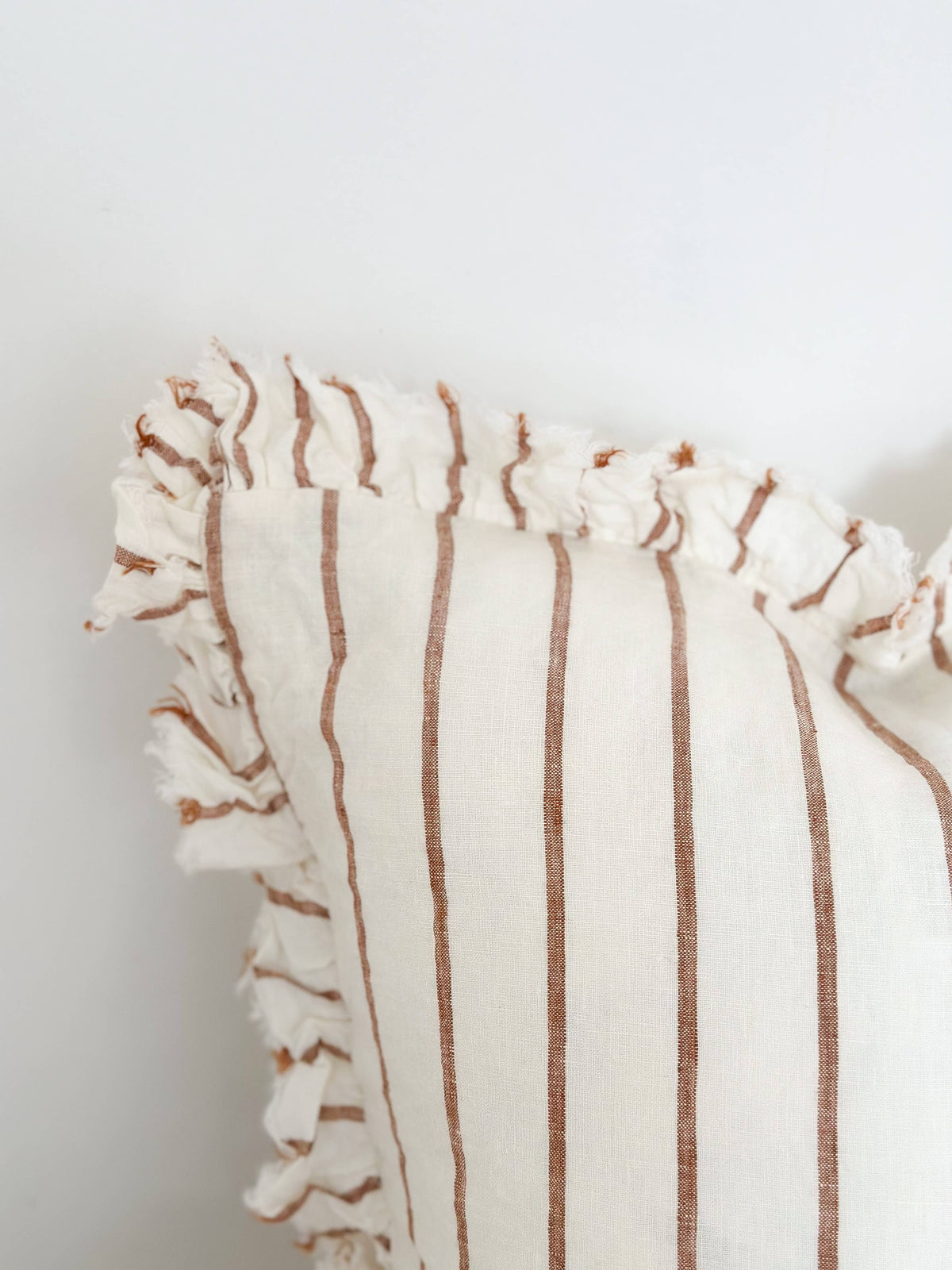 Housse de coussin en lin à rayures marron et crème avec volants