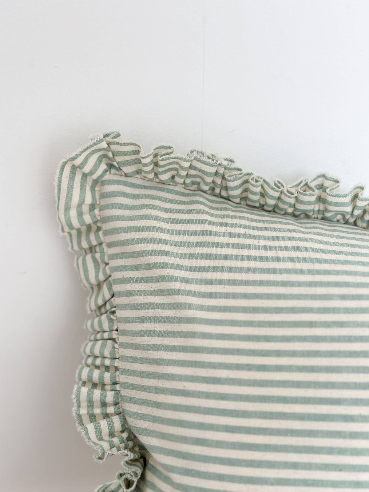 Housse de coussin vert sauge à volants | 50 × 30 cm