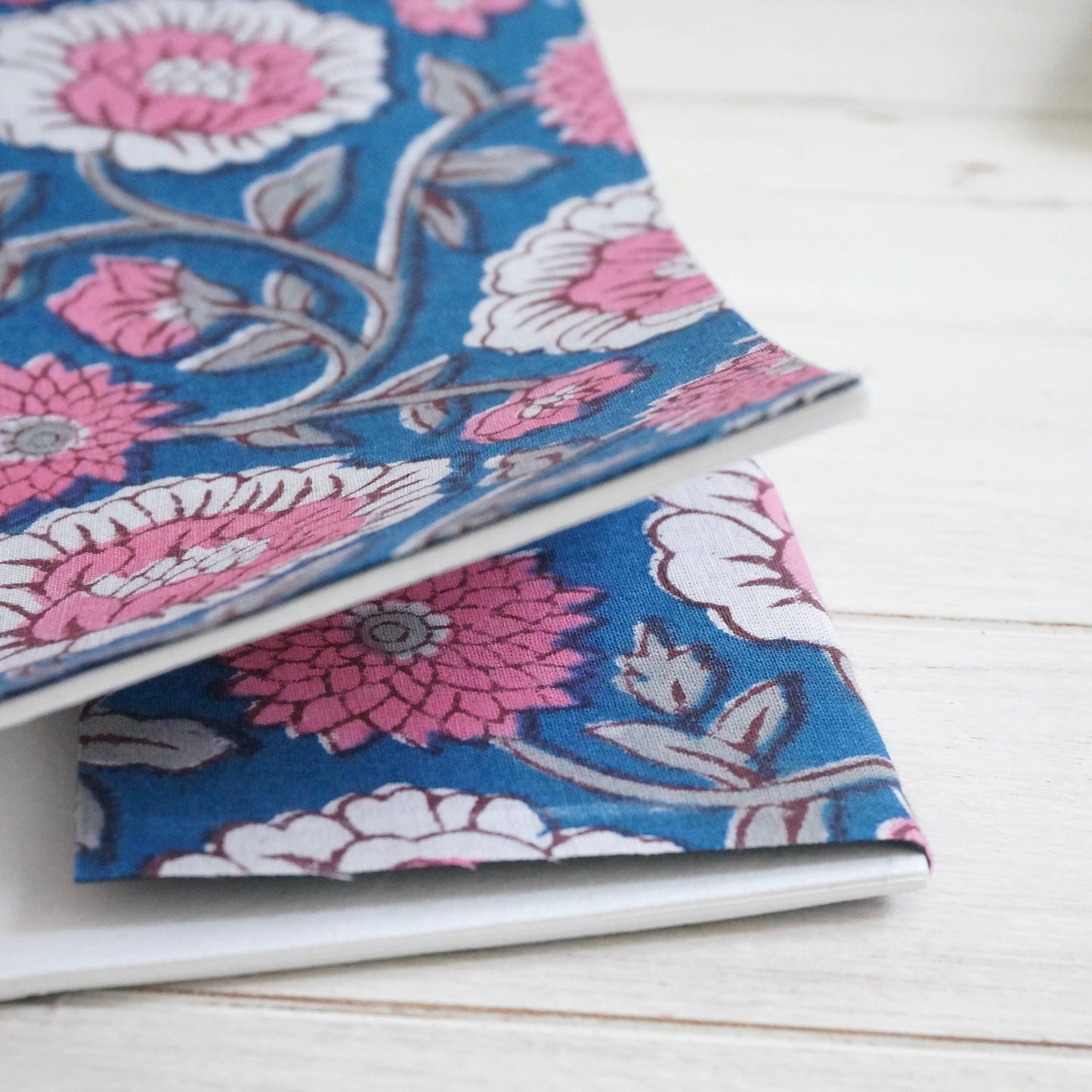 Carnet artisanal en tissu imprimé en Inde avec motifs block print