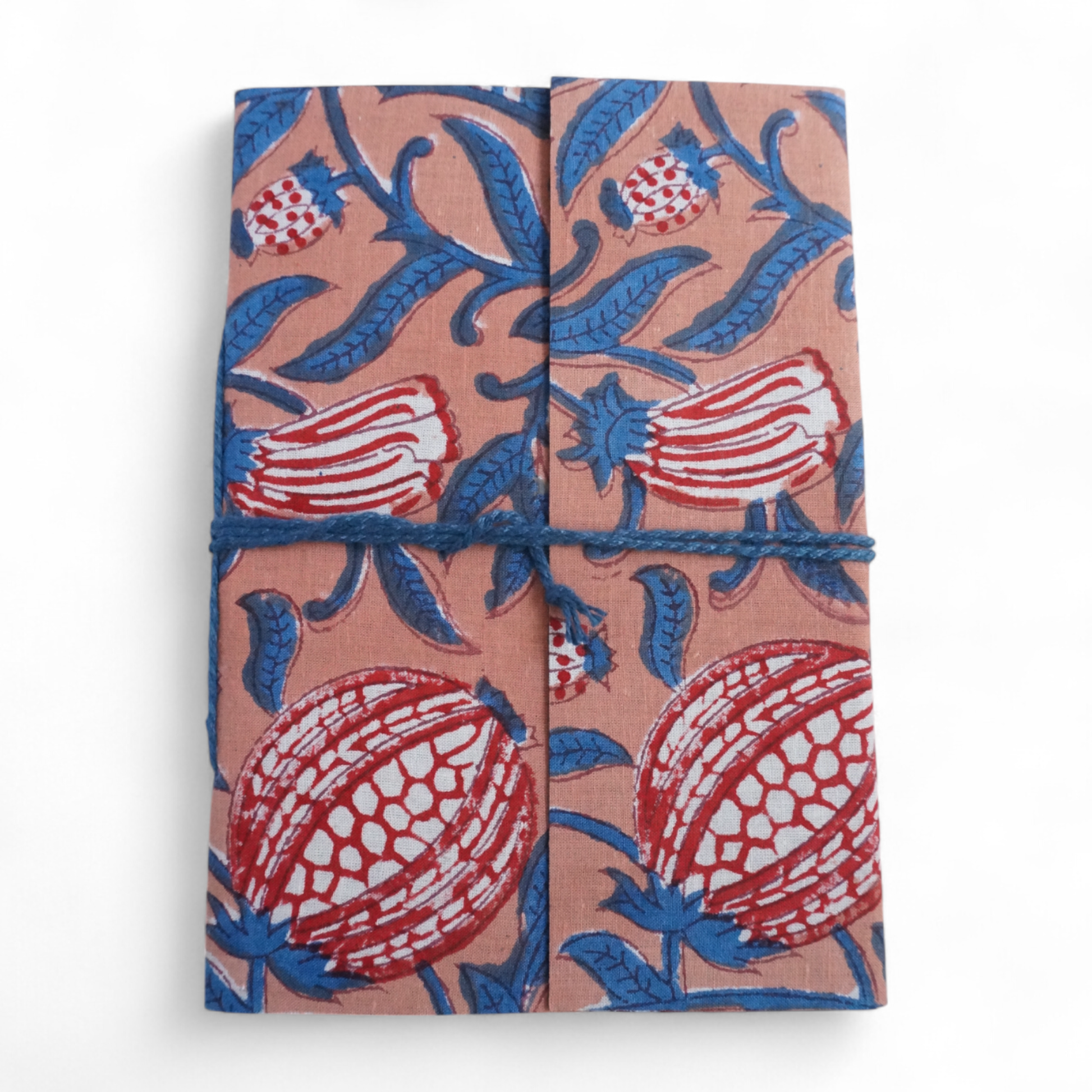 Carnet en coton imprimé à la main en Inde, fermé par un cordon de coton