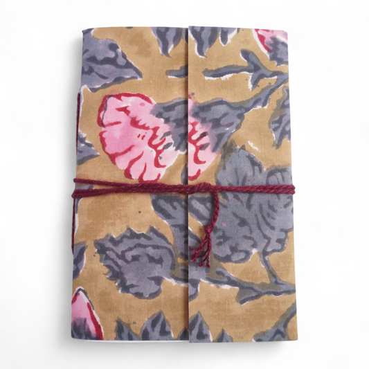 Carnet artisanal en tissu imprimé à la main selon la technique du block print, fermé par un cordon en coton