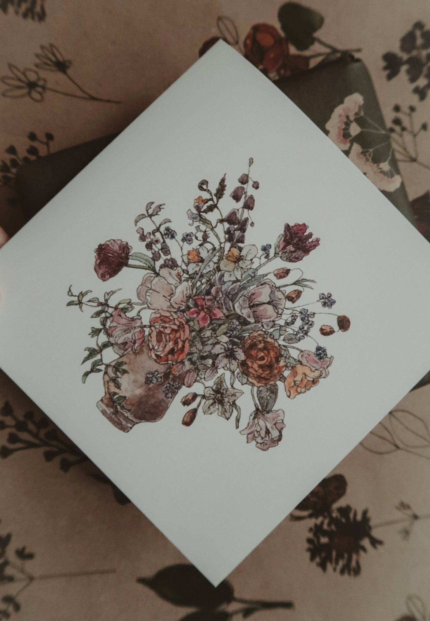 Carte Fleurie – Bouquet en Vase Brun (13×13 cm) - Madame Beaumont