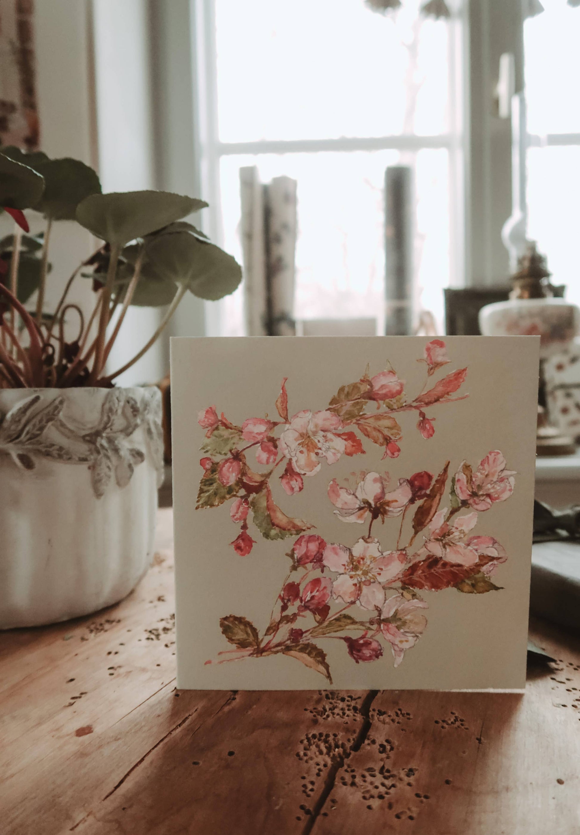 Carte illustrée de fleurs printanières avec enveloppe kraft incluse.