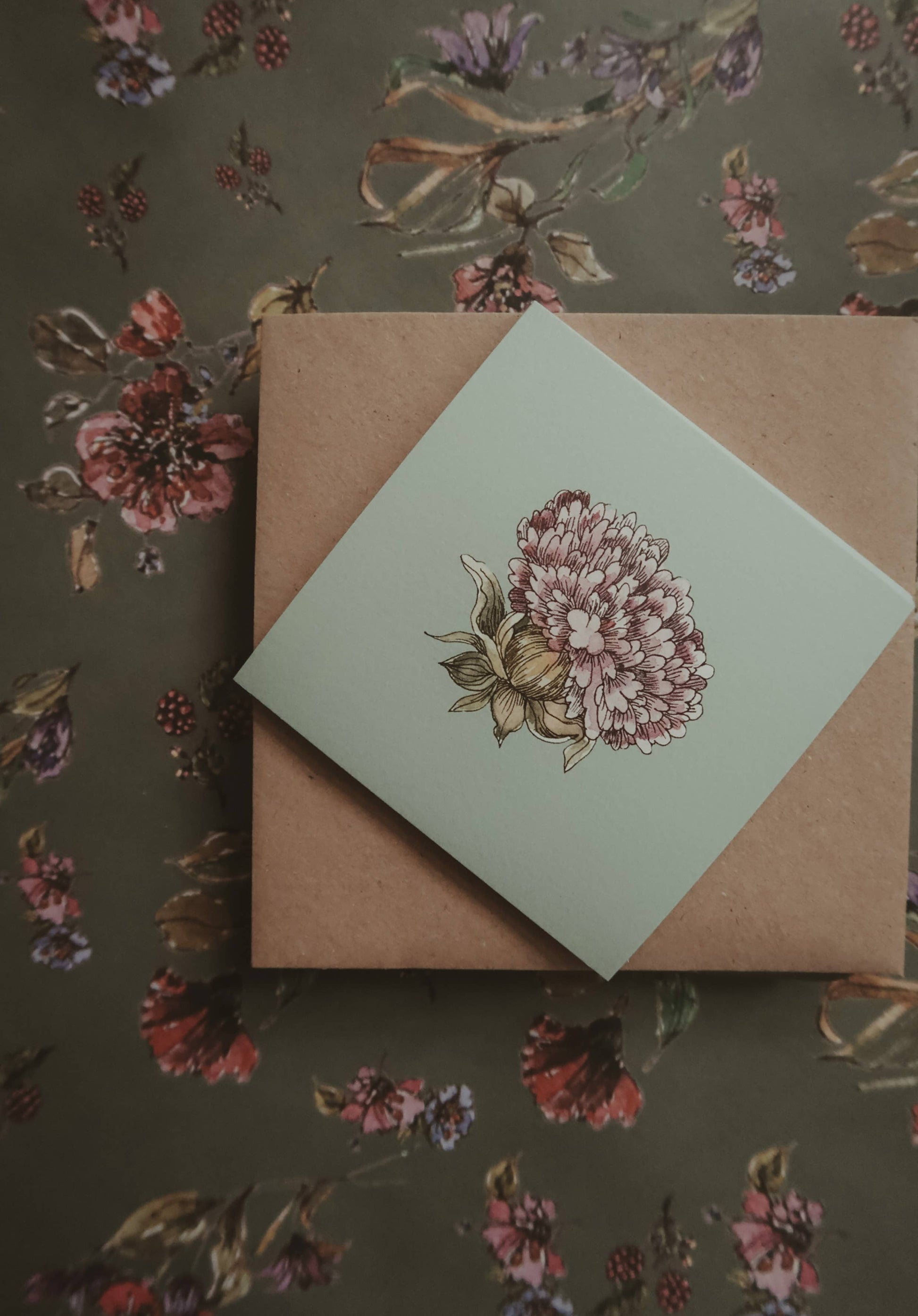 Carte de vœux romantique 10×10 cm avec illustration fleurie violette sur papier texturé.