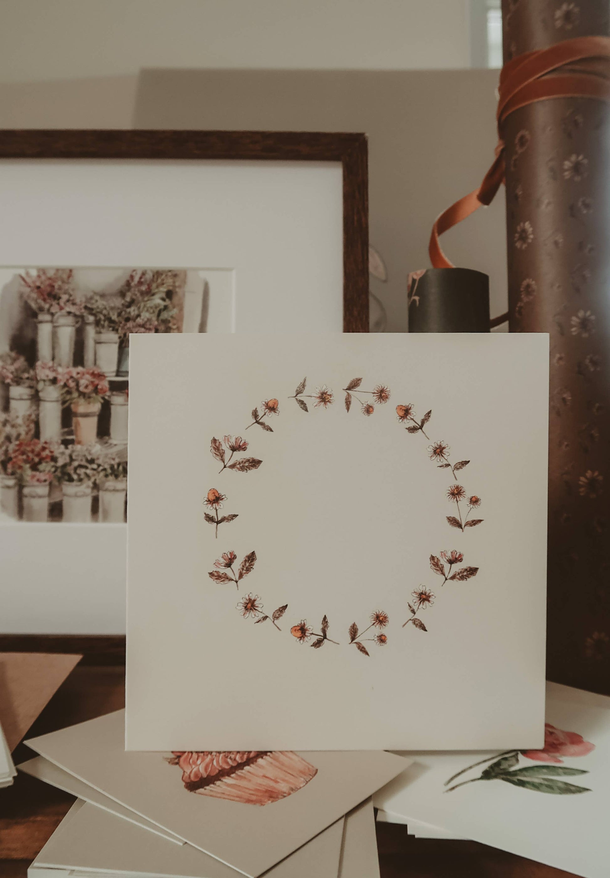 Carte fleurie avec marguerites et enveloppe kraft assortie.