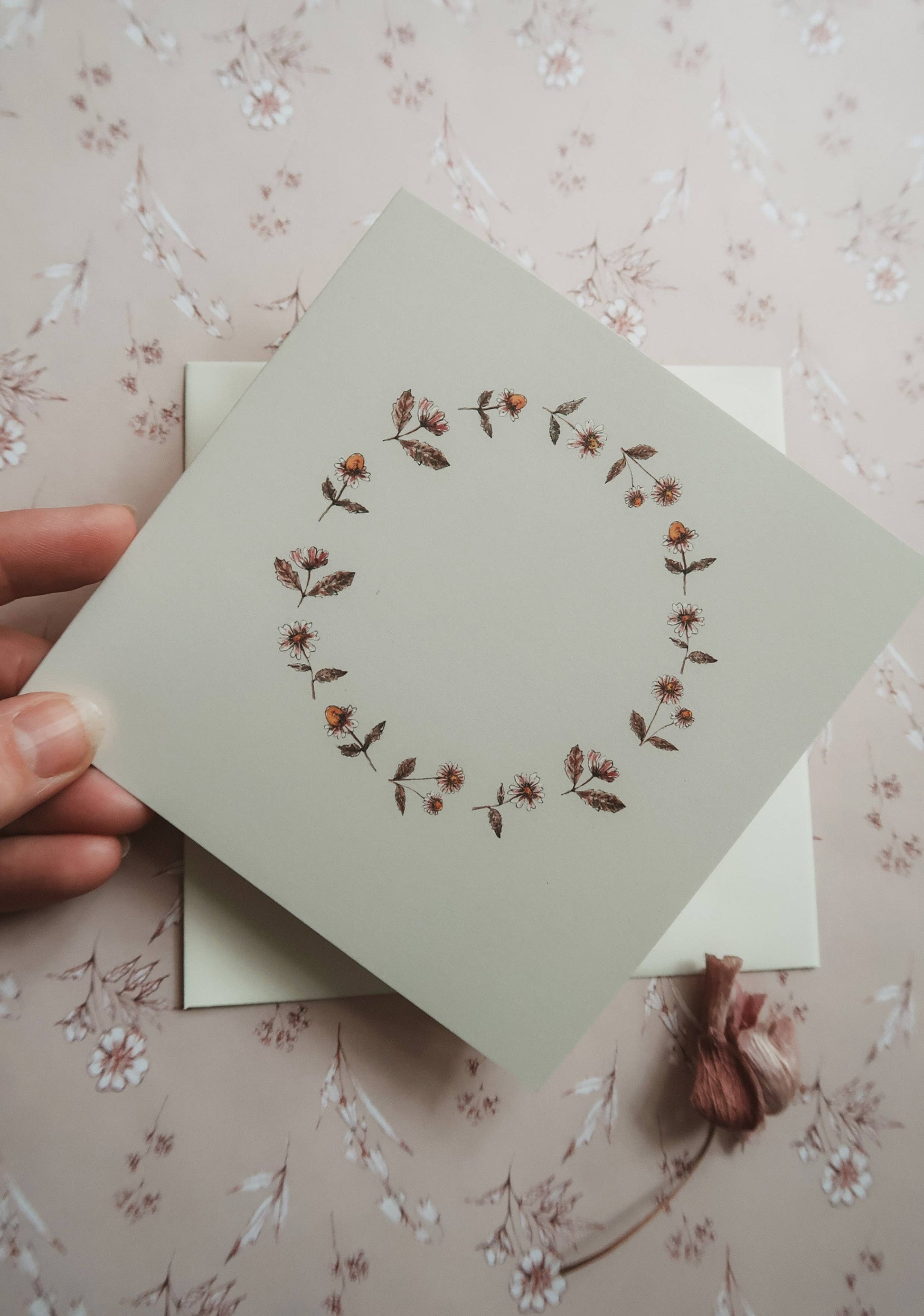 Carte pliée illustrée de marguerites peintes à l’aquarelle, format 13×13 cm.
