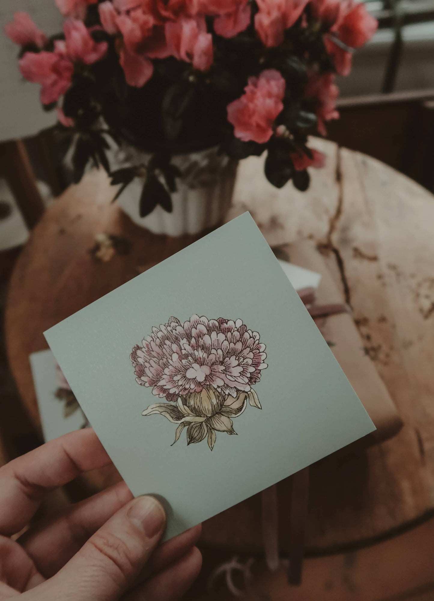 Carte fleurie imprimée à l’encre et aquarelle, avec enveloppe artisanale incluse.