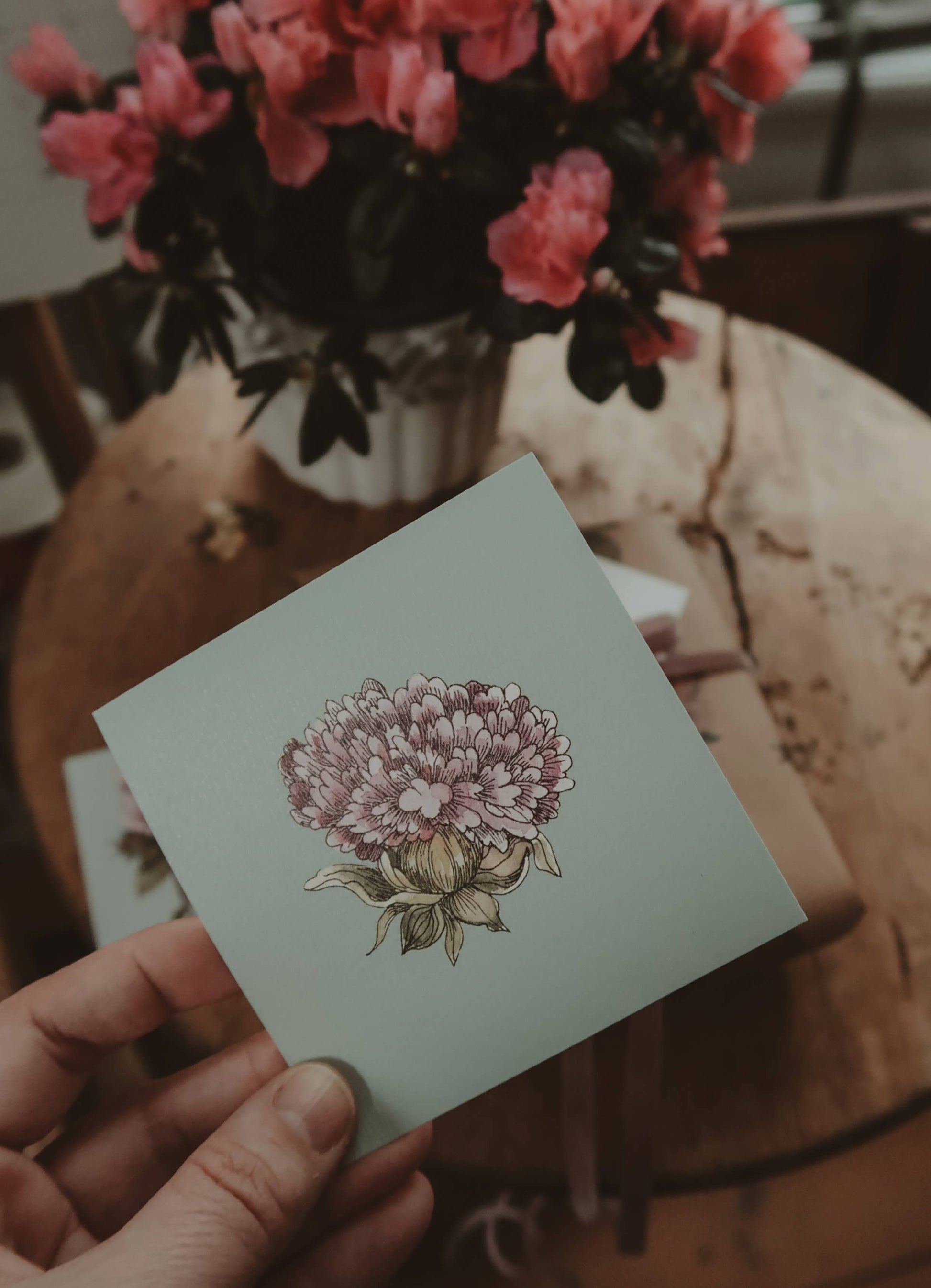 Carte fleurie imprimée à l’encre et aquarelle, avec enveloppe artisanale incluse.