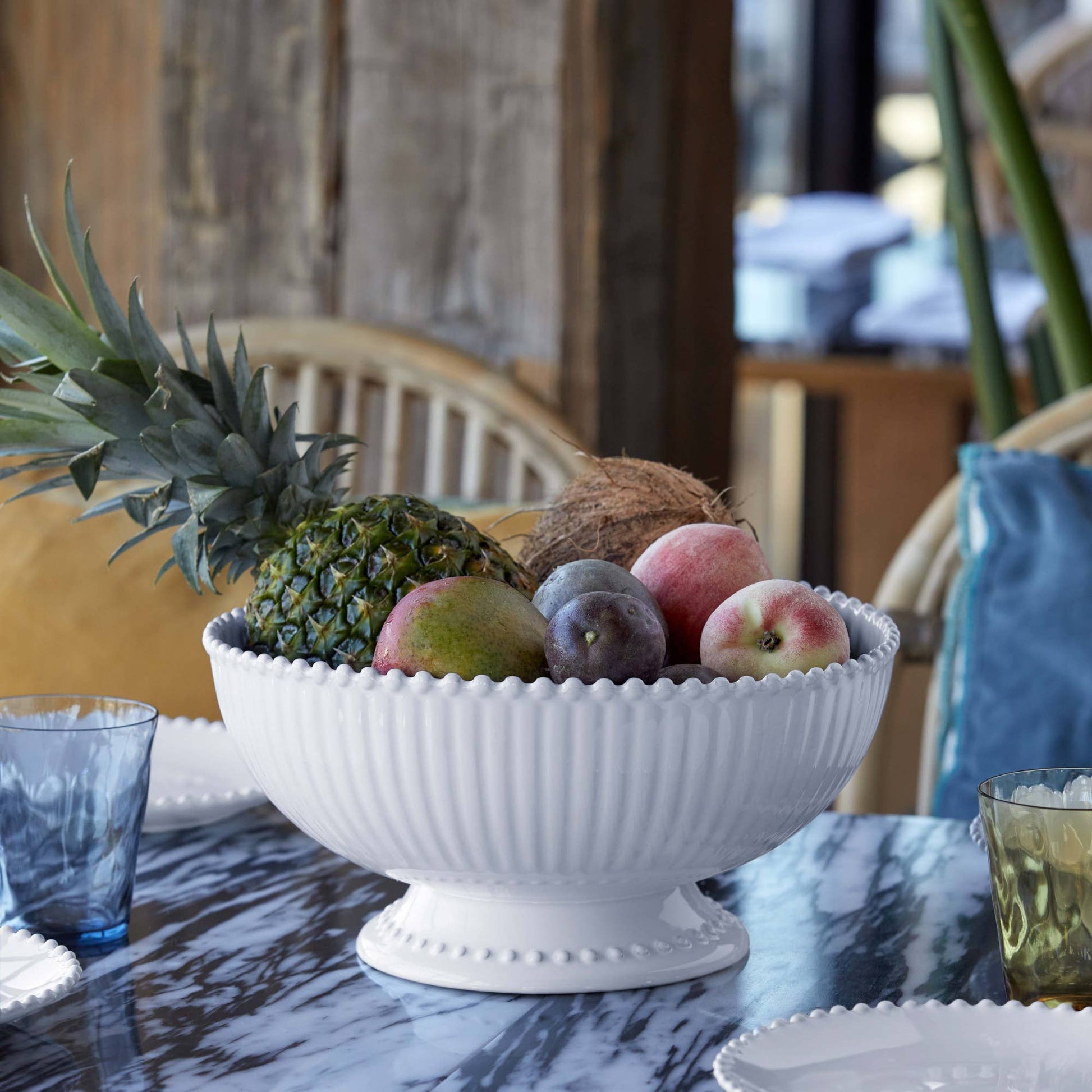 Centre de table Pearl 32 cm en grès fin blanc fabriqué au Portugal, bord perlé élégant, coupe sur pied style campagne chic Madame Beaumont.