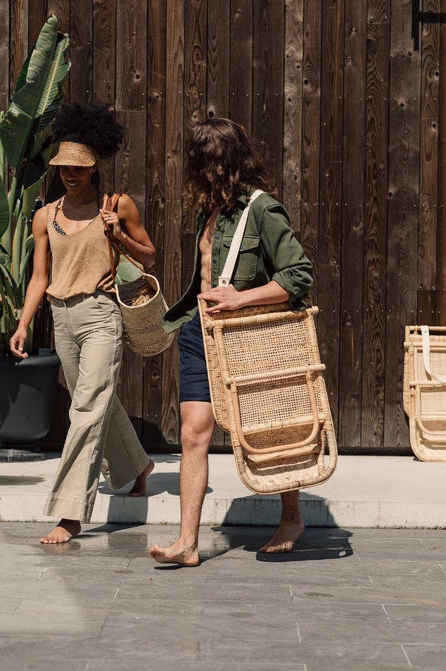 Transat en rotin naturel dans un décor estival, mobilier nomade élégant pour pique-nique ou jardin