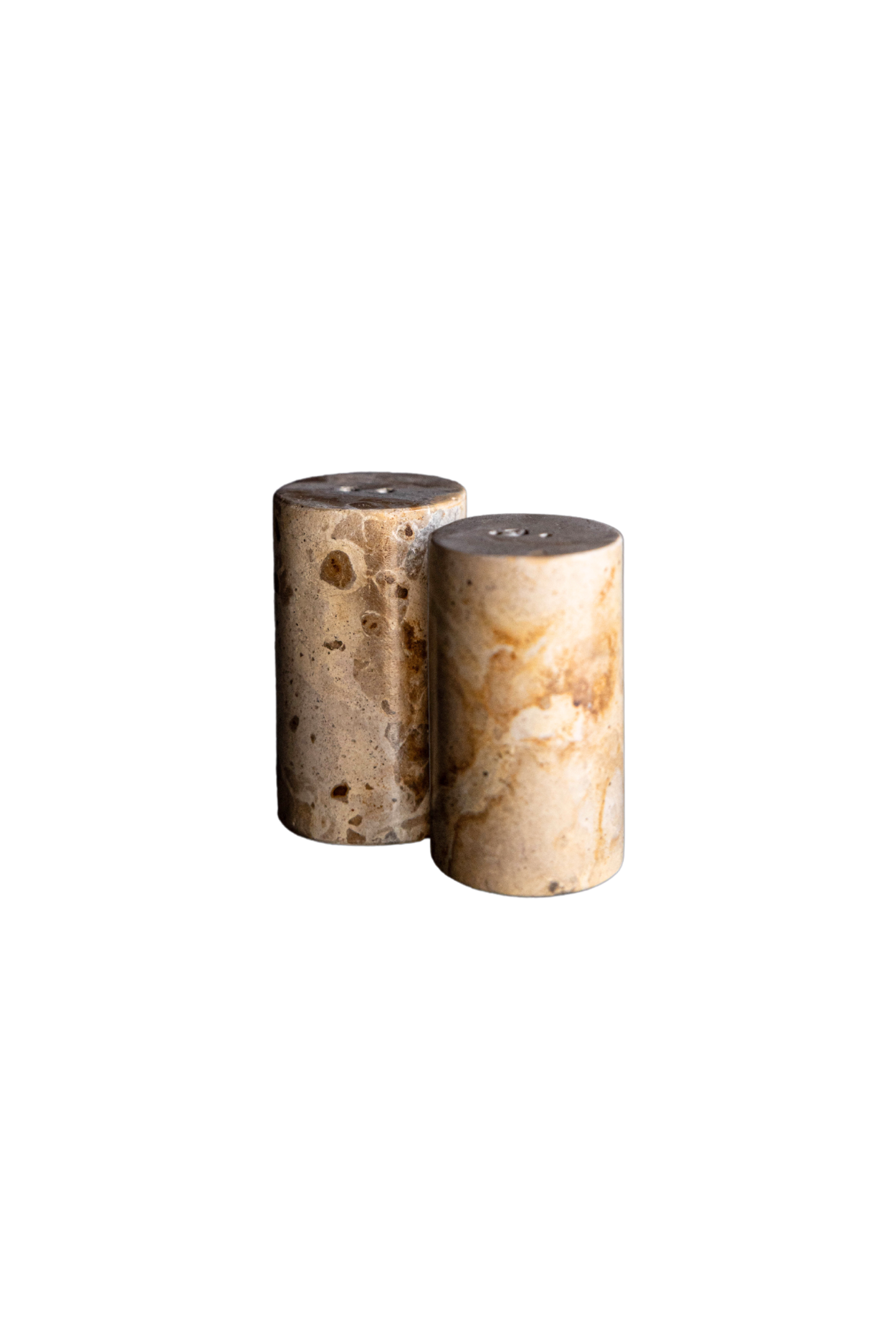 Salières et poivrières en chocolat et marbre