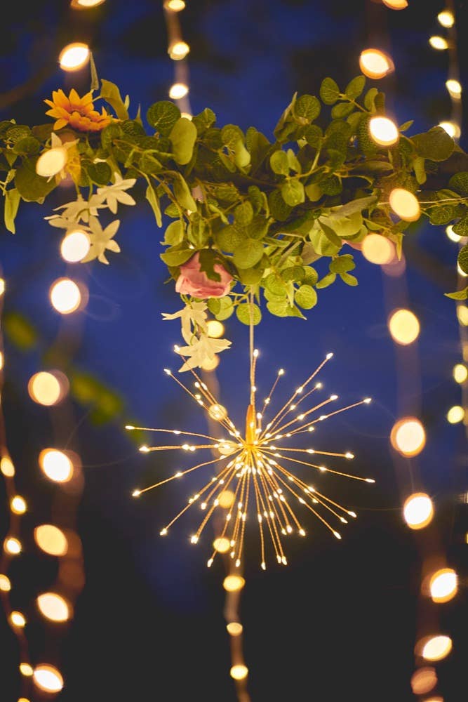 Table de Noël décorée de guirlandes lumineuses et de suspensions étoilées – Ambiance chaleureuse Madame Beaumont
