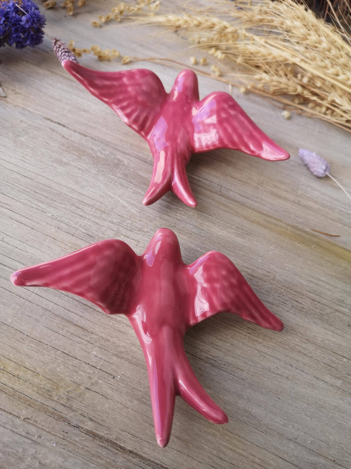 Ensemble de 3 hirondelles portugaises en céramique roses framboise