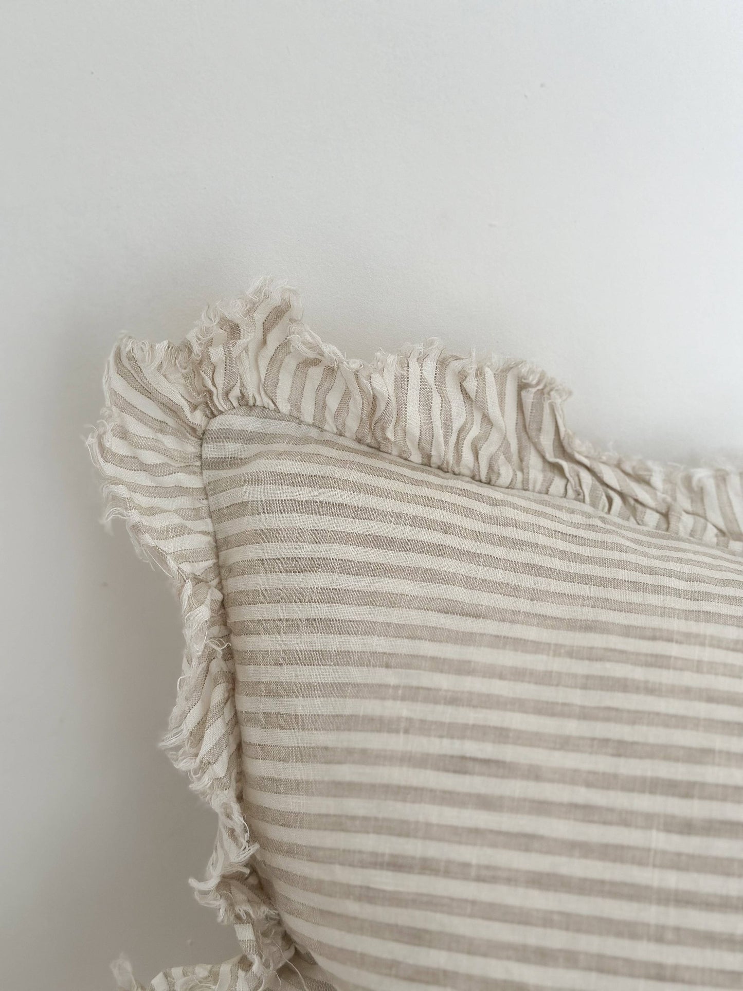 Housse de coussin Hallie en lin à volants 50x30 — Rayure beige naturelle