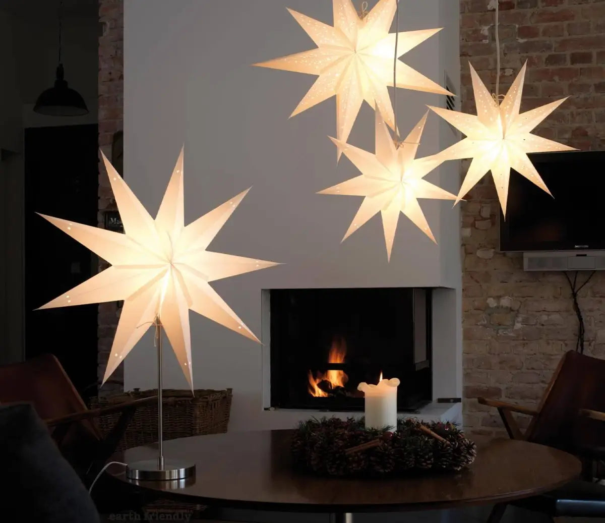 etoiles en papier dans un salon avec cheminée