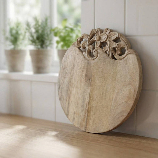 Planche ronde en bois sculpté – fleurs (36 cm)