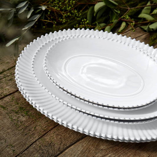 Grand plat ovale Pearl 50 cm, bord perlé, en grès fin blanc fabriqué au Portugal, compatible four et lave-vaisselle, style campagne chic Madame Beaumont.