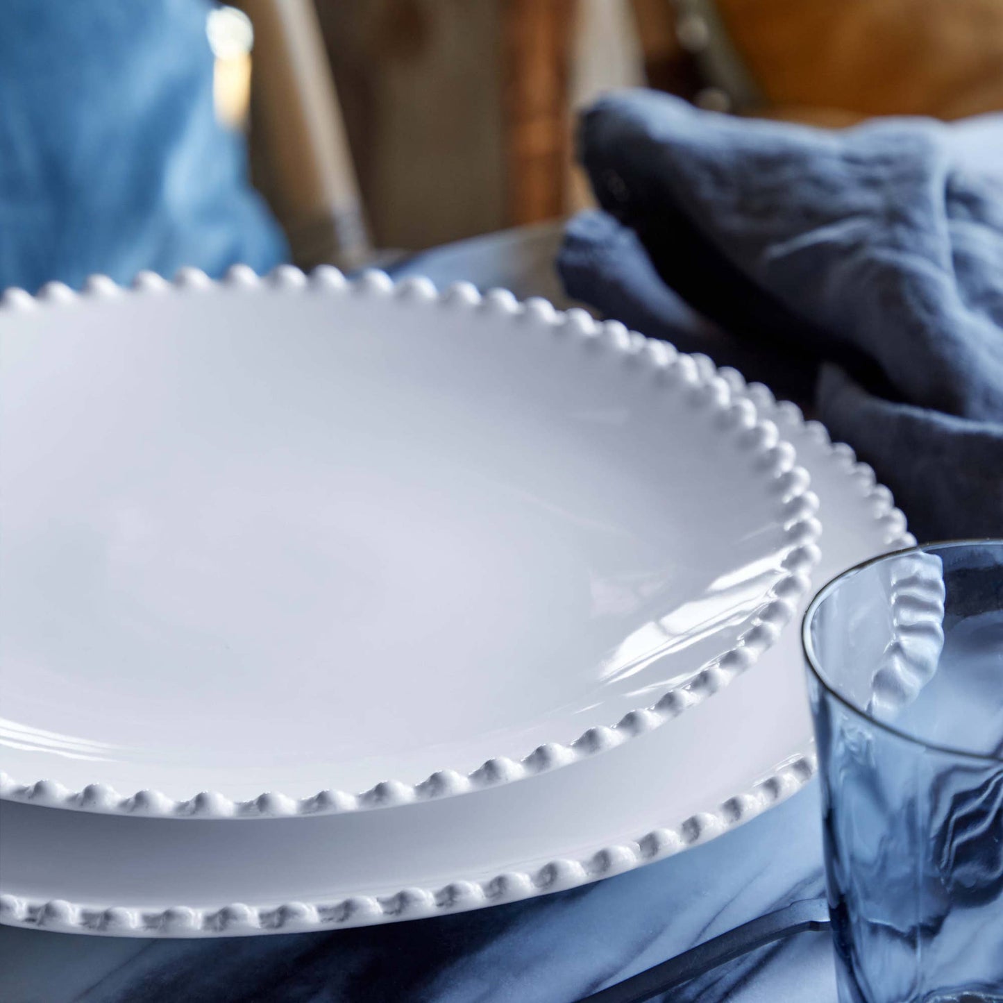 Grand plat ovale Pearl 50 cm en grès fin blanc fabriqué au Portugal, bord perlé, vaisselle élégante et intemporelle Madame Beaumont.