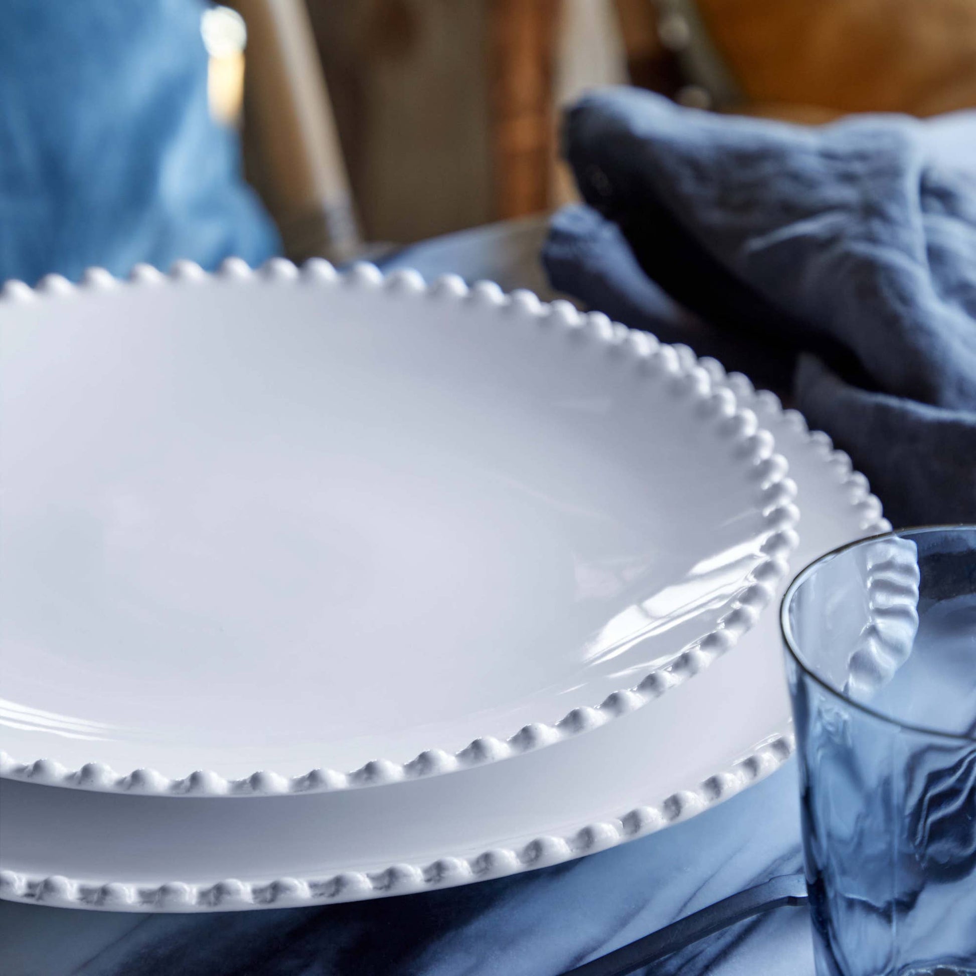Grand plat ovale Pearl 50 cm en grès fin blanc fabriqué au Portugal, bord perlé, vaisselle élégante et intemporelle Madame Beaumont.