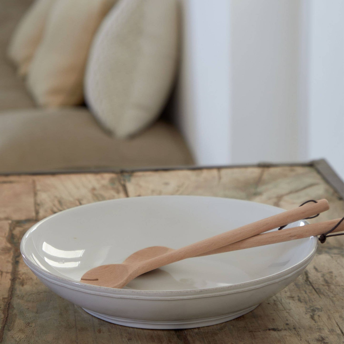 Grand saladier en grès fin à la glaçure brillante, idéal pour salades et plats à partager