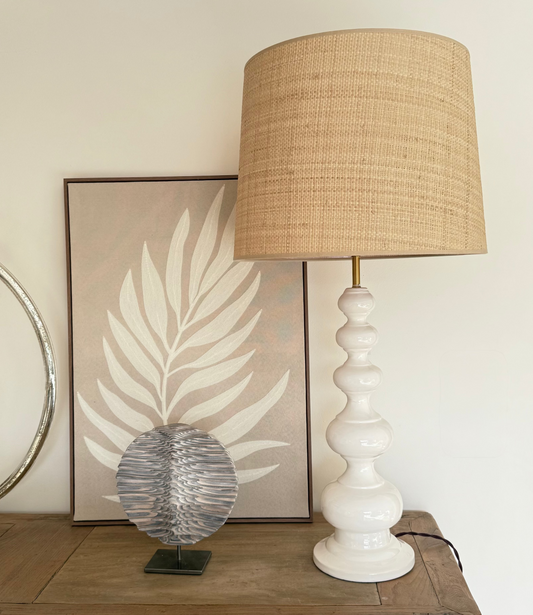 Grande lampe avec pied laqué blanc et abat jour en rotin