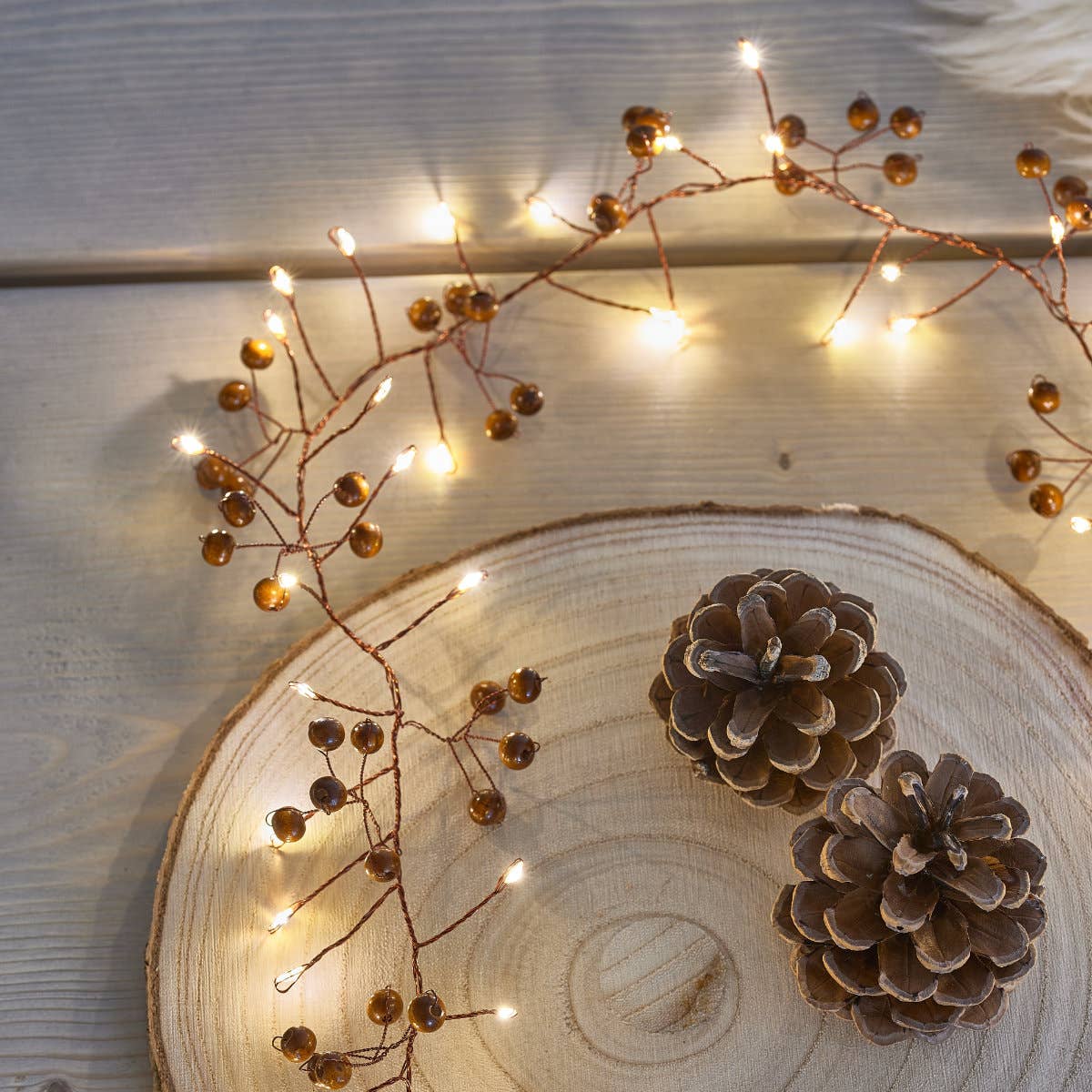 Guirlande LED bois et métal Madame Beaumont, lumière dorée pour décoration intérieure festive.