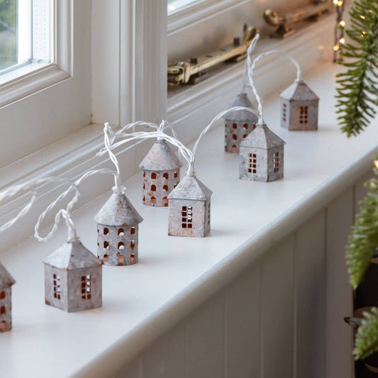 Guirlande lumineuse dorée blanc en métal en forme de petites maisons, lumière LED blanc chaud, décoration de Noël élégante et chaleureuse Madame Beaumont.