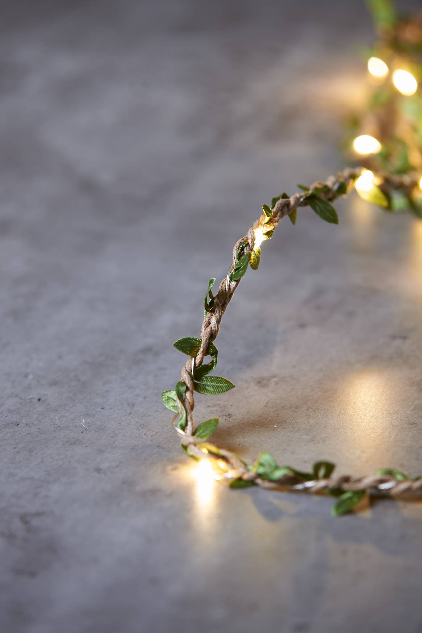 Guirlande lumineuse à feuillage vert sur corde de chanvre, avec 20 LED blanc chaud, décoration naturelle Madame Beaumont.