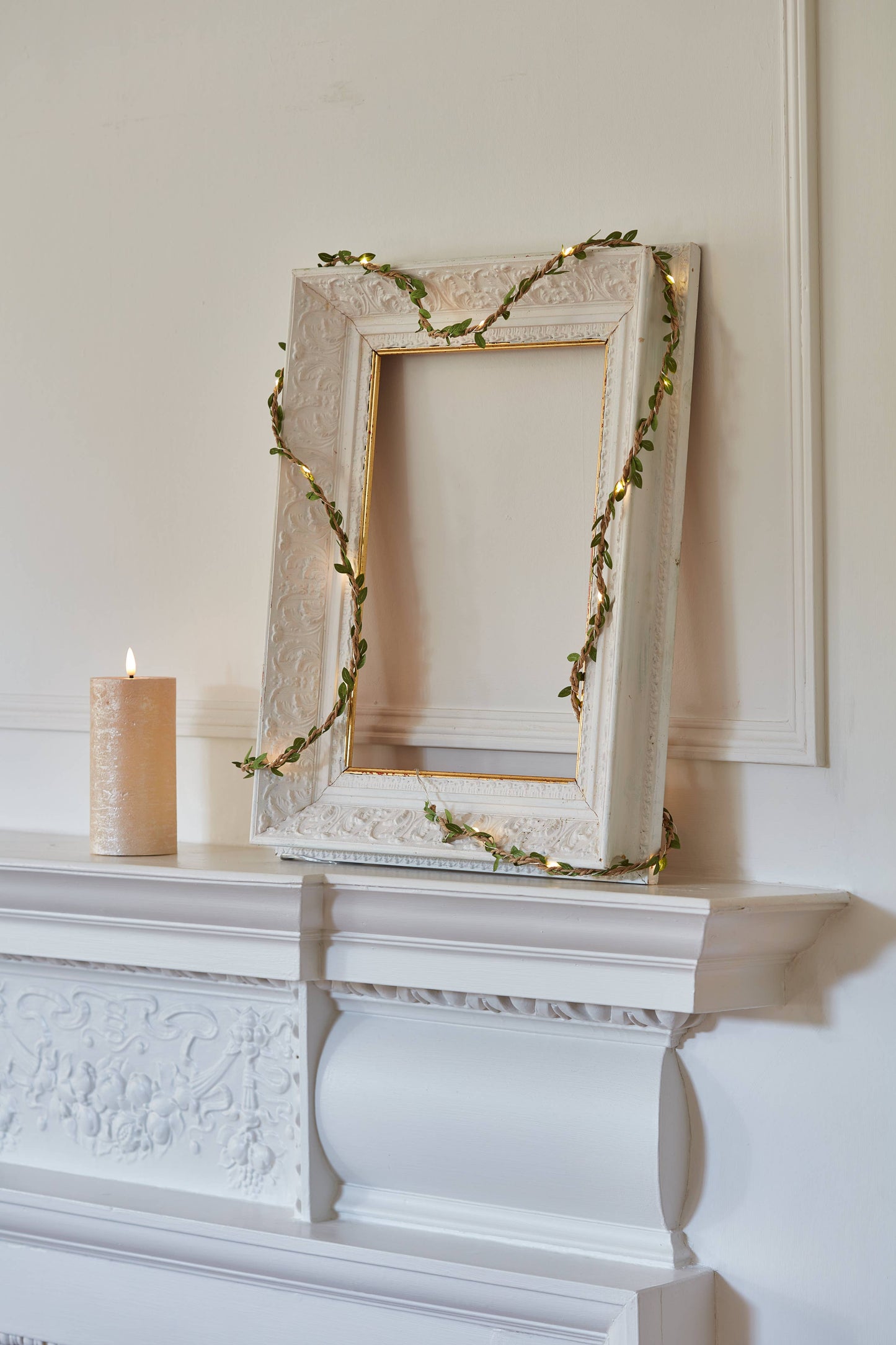 Guirlande lumineuse à feuillage vert sur corde de chanvre, autour d'un cadre avec 20 LED blanc chaud, décoration naturelle Madame Beaumont.