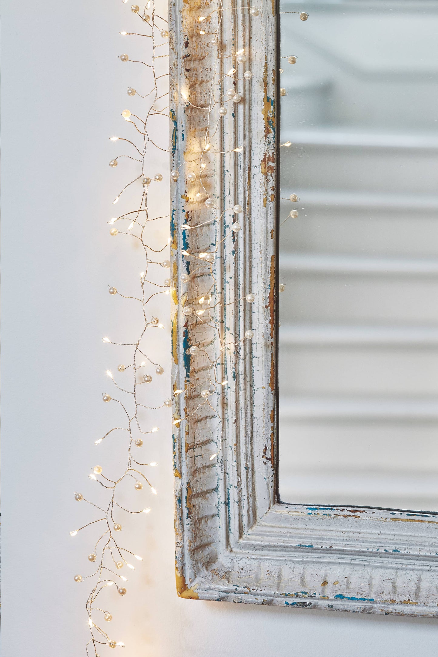 Guirlande lumineuse avec perles LED blanc chaud, décoration raffinée pour Noël ou intérieur chic.