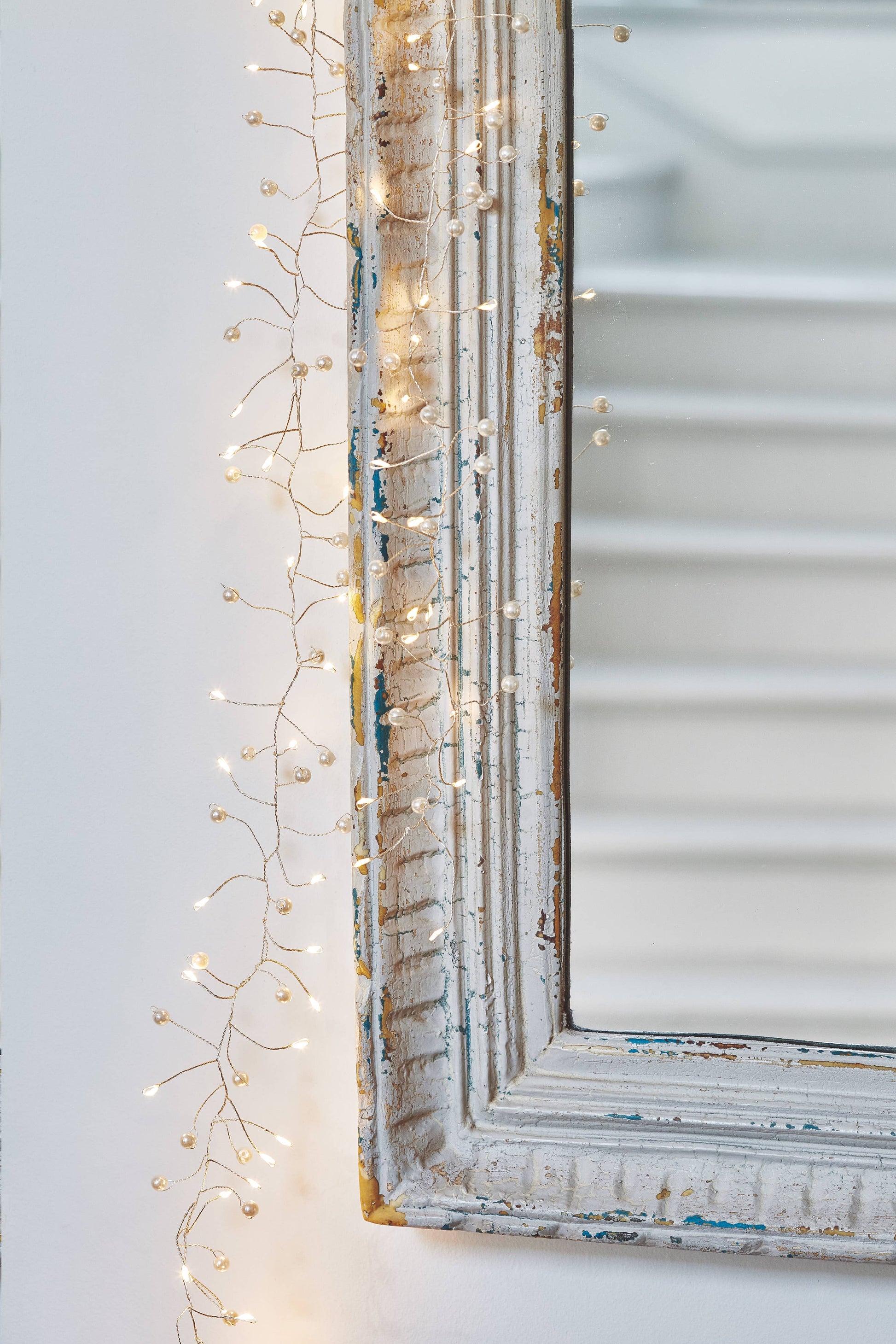 Guirlande lumineuse avec perles LED blanc chaud, décoration raffinée pour Noël ou intérieur chic.