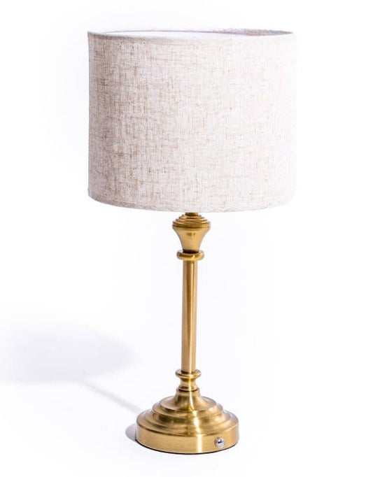 Lampe de table rechargeable en laiton avec abat-jour en flanelle beige, style classique et intemporel, Madame Beaumont.