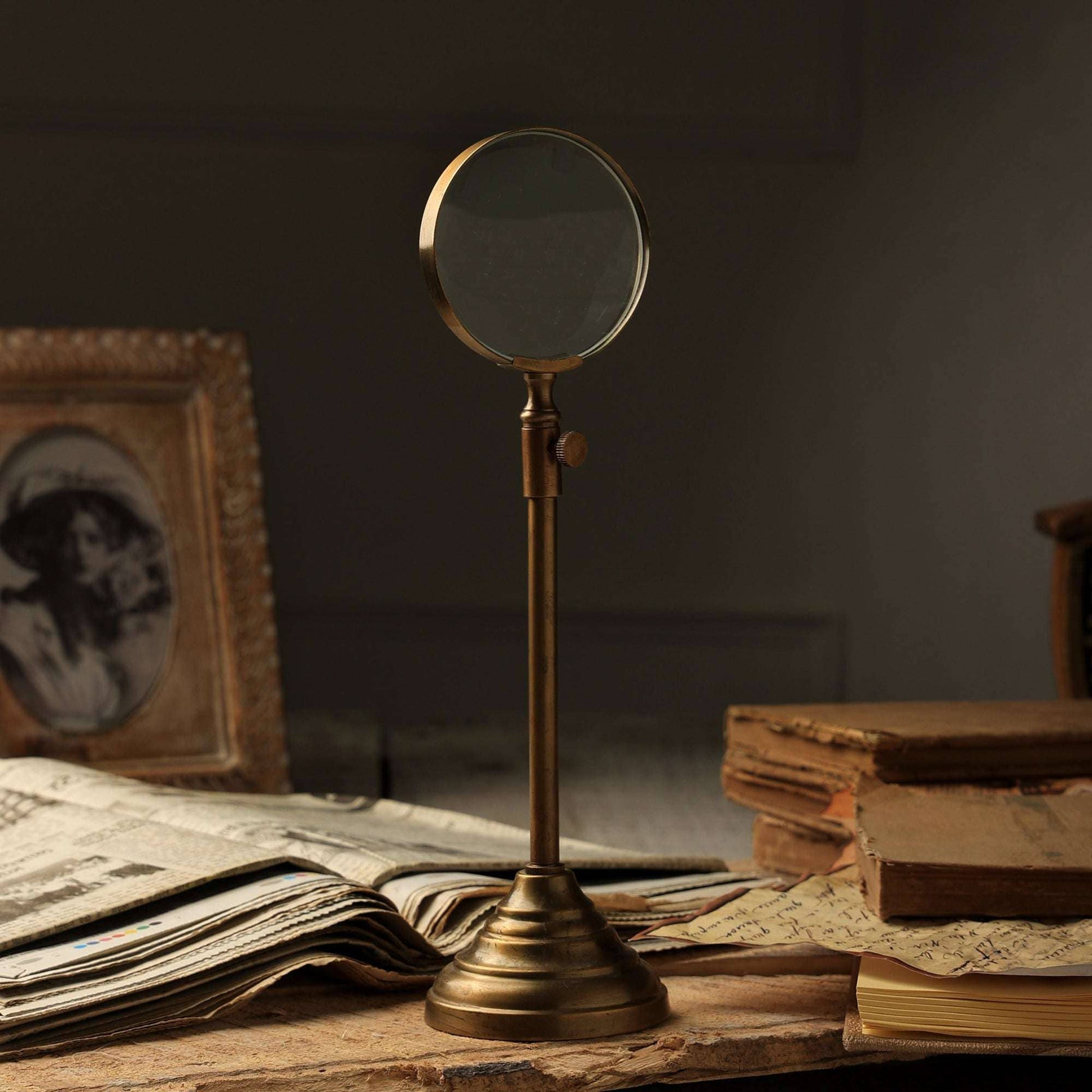 Loupe sur pied Campagna, finition dorée vintage, accessoire de bureau élégant et décoratif, lentille orientable Madame Beaumont.