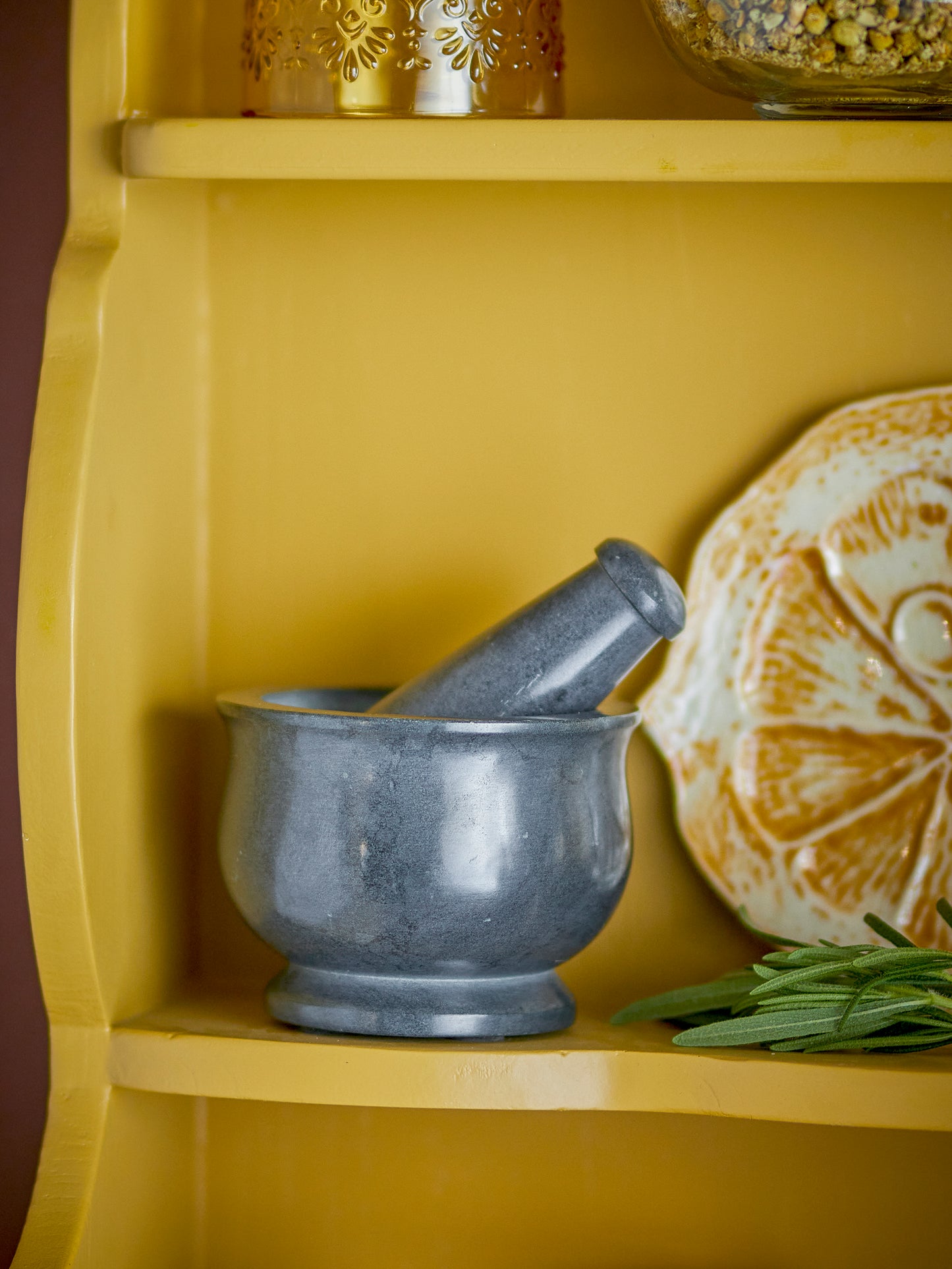 Mortier Aprilla en pierre ollaire gris foncé avec pilon assorti, accessoire de cuisine pour épices et herbes aromatiques.