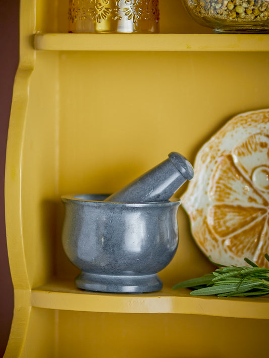Mortier Aprilla en pierre ollaire gris foncé avec pilon assorti, accessoire de cuisine pour épices et herbes aromatiques.