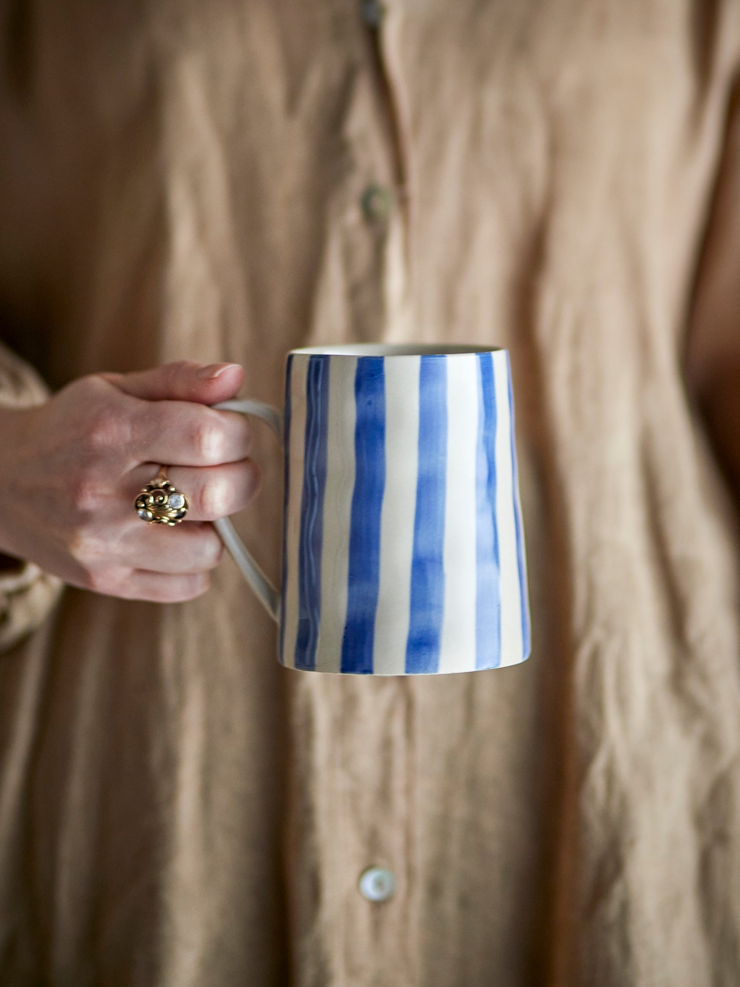 Mug Begonia à rayures bleues en grès tenu à la main, tasse décorative au charme authentique.