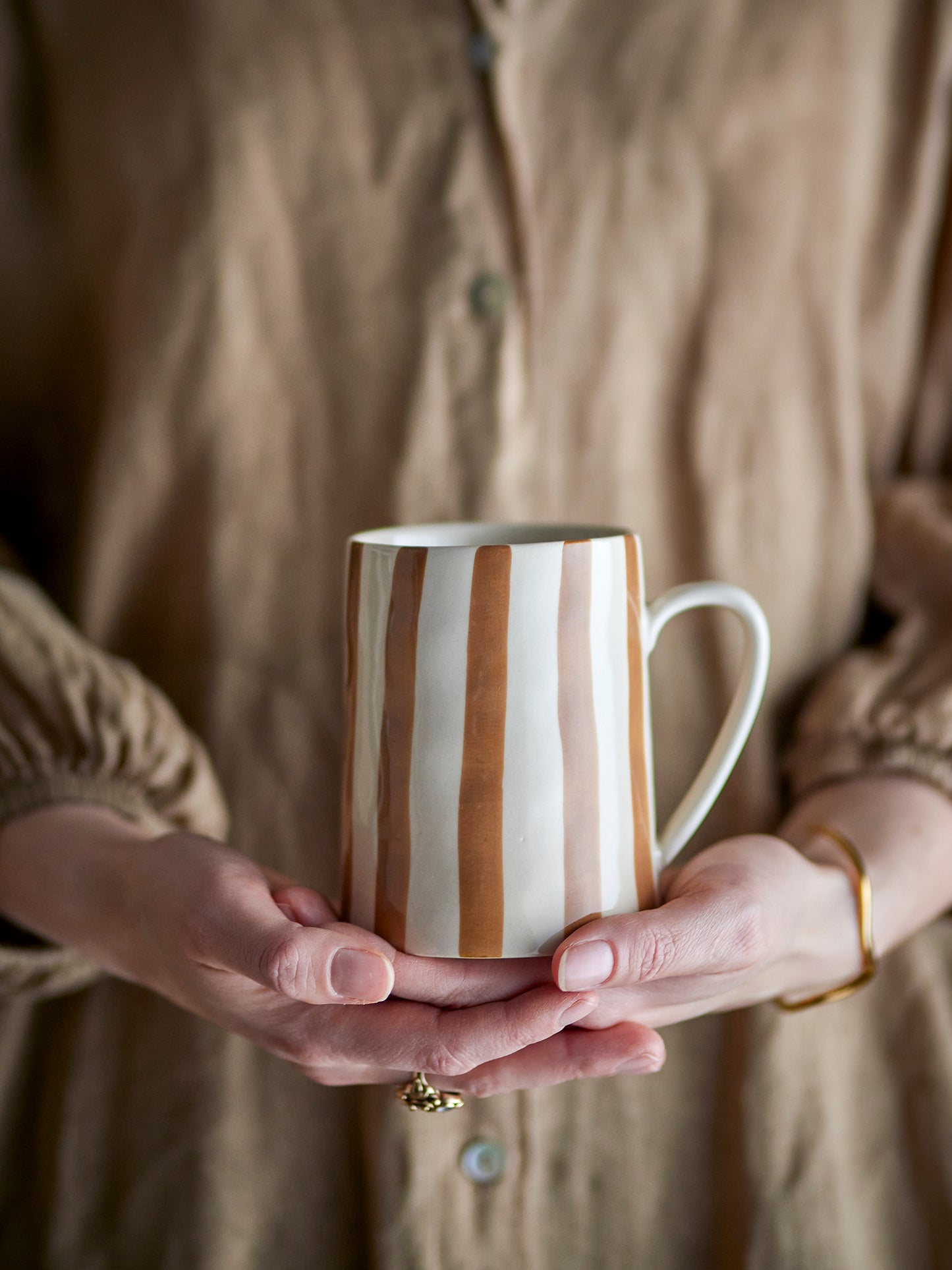 Mug Begonia à rayures marron en grès tenu à la main, tasse artisanale au style chaleureux.
