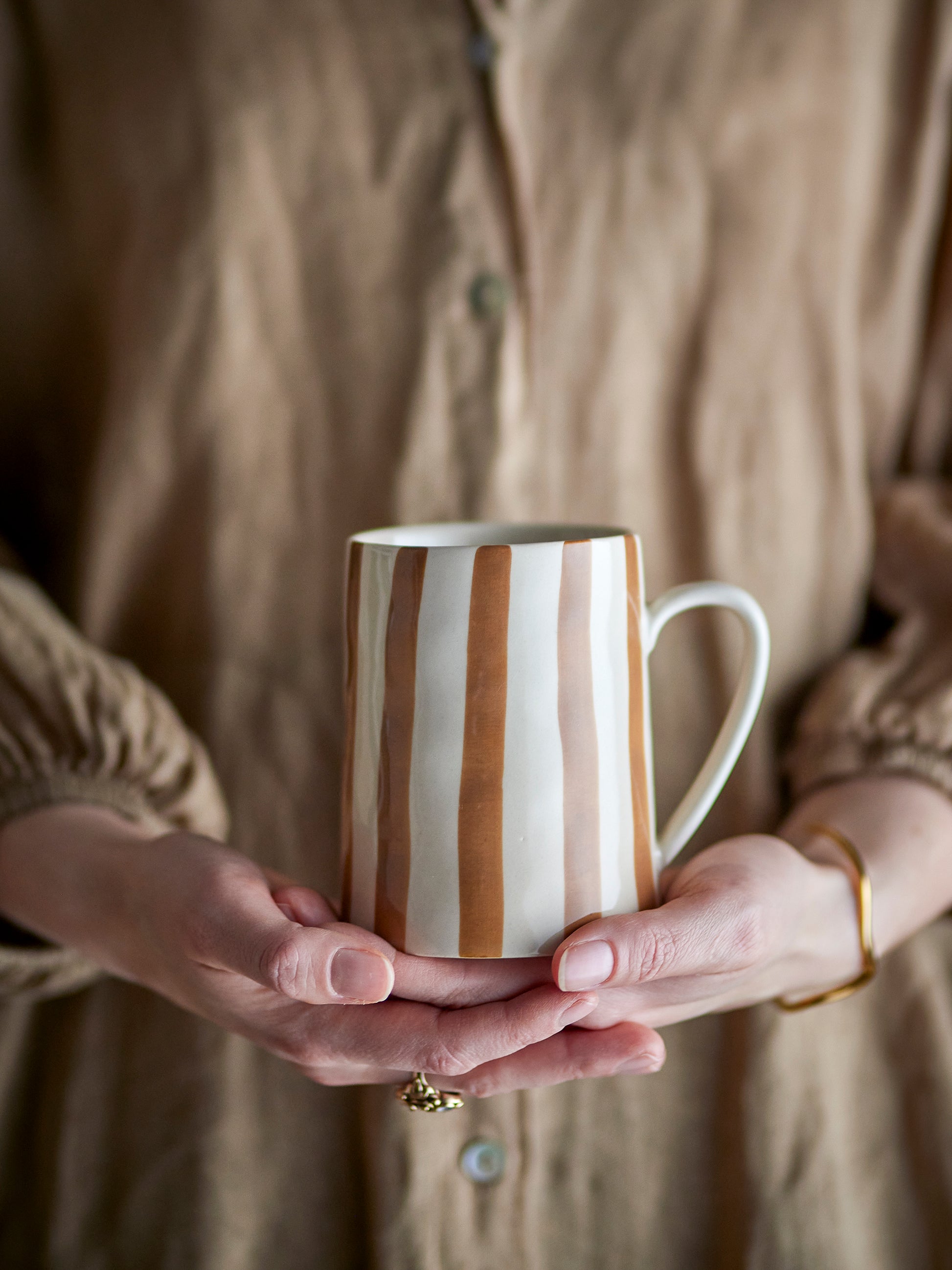 Mug Begonia à rayures marron en grès tenu à la main, tasse artisanale au style chaleureux.