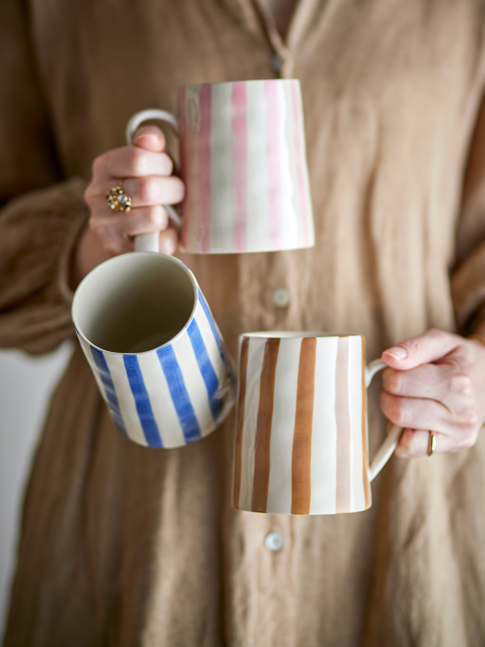 Mugs Begonia à rayures bleu et marron en grès, tasses artisanales au charme campagne chic.
