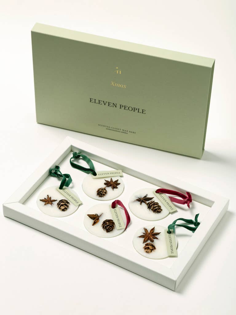 Lot de cinq diffuseurs parfumés X’mas en cire de soja avec décor botanique.