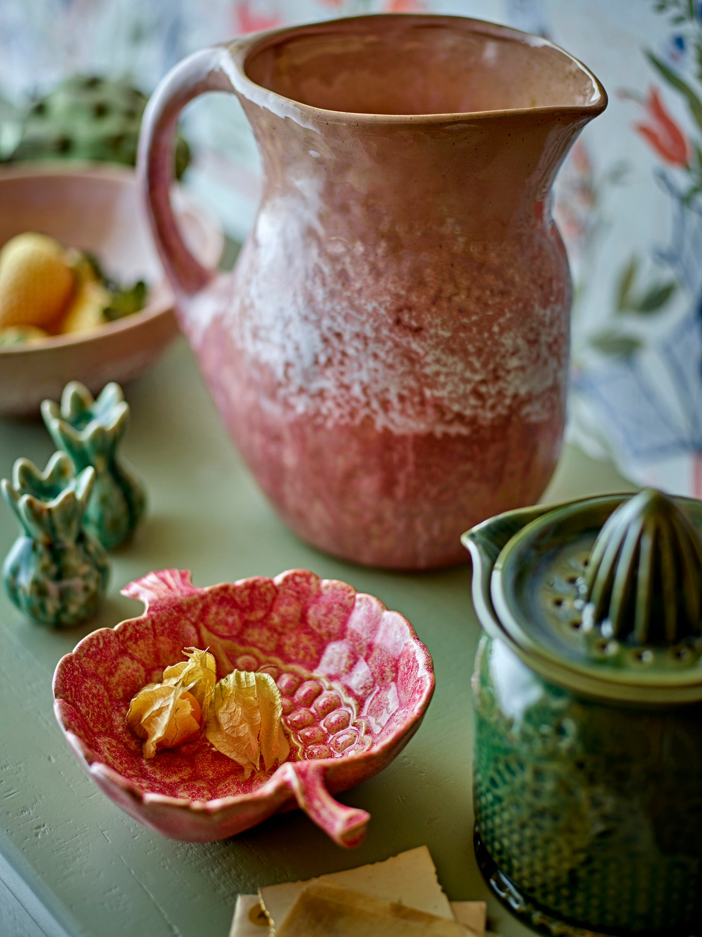 Pichet Darlene en grès rose texturé posé sur une table dans une ambiance maison de campagne élégante.