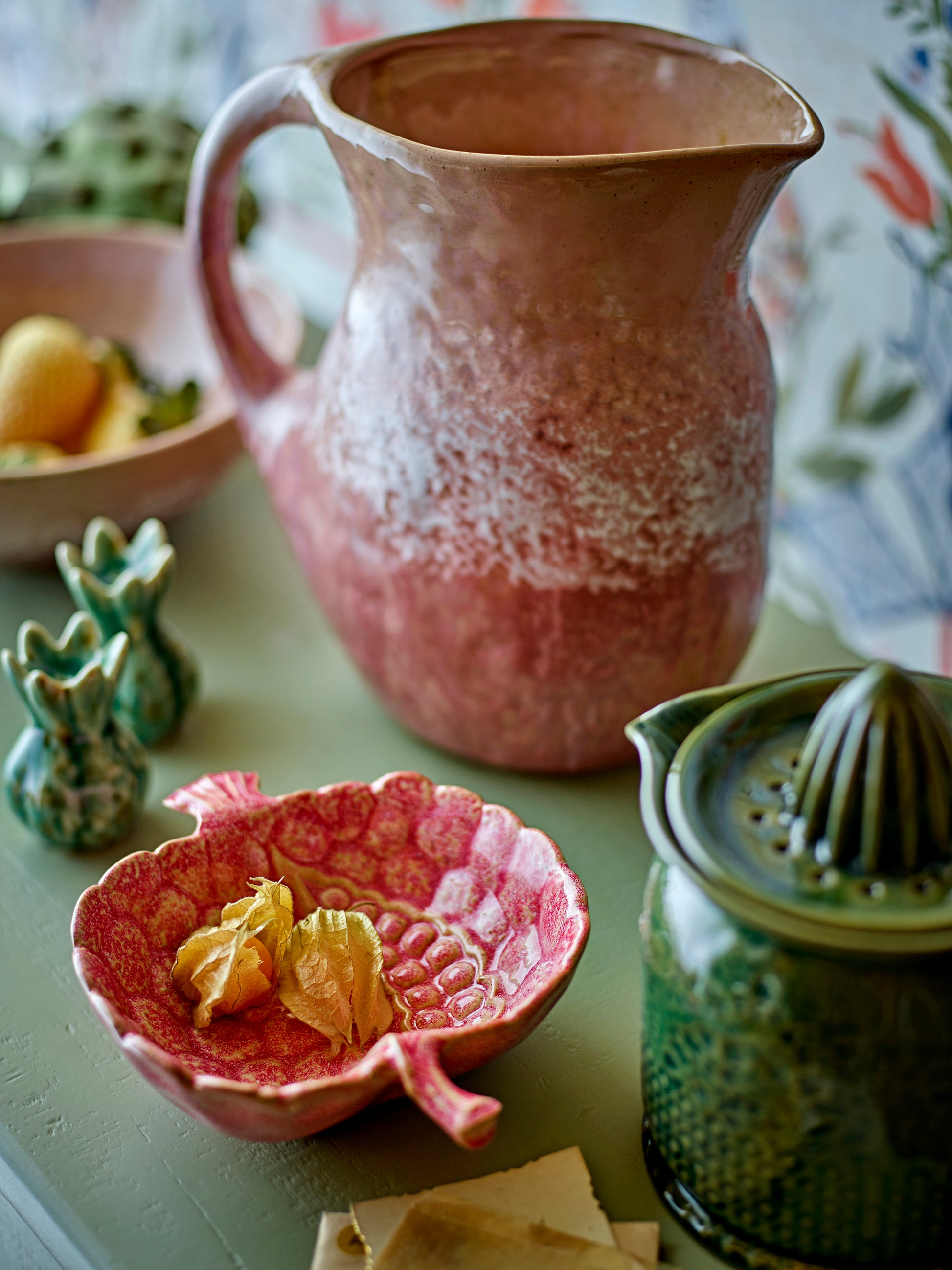Pichet Darlene en grès rose texturé posé sur une table dans une ambiance maison de campagne élégante.