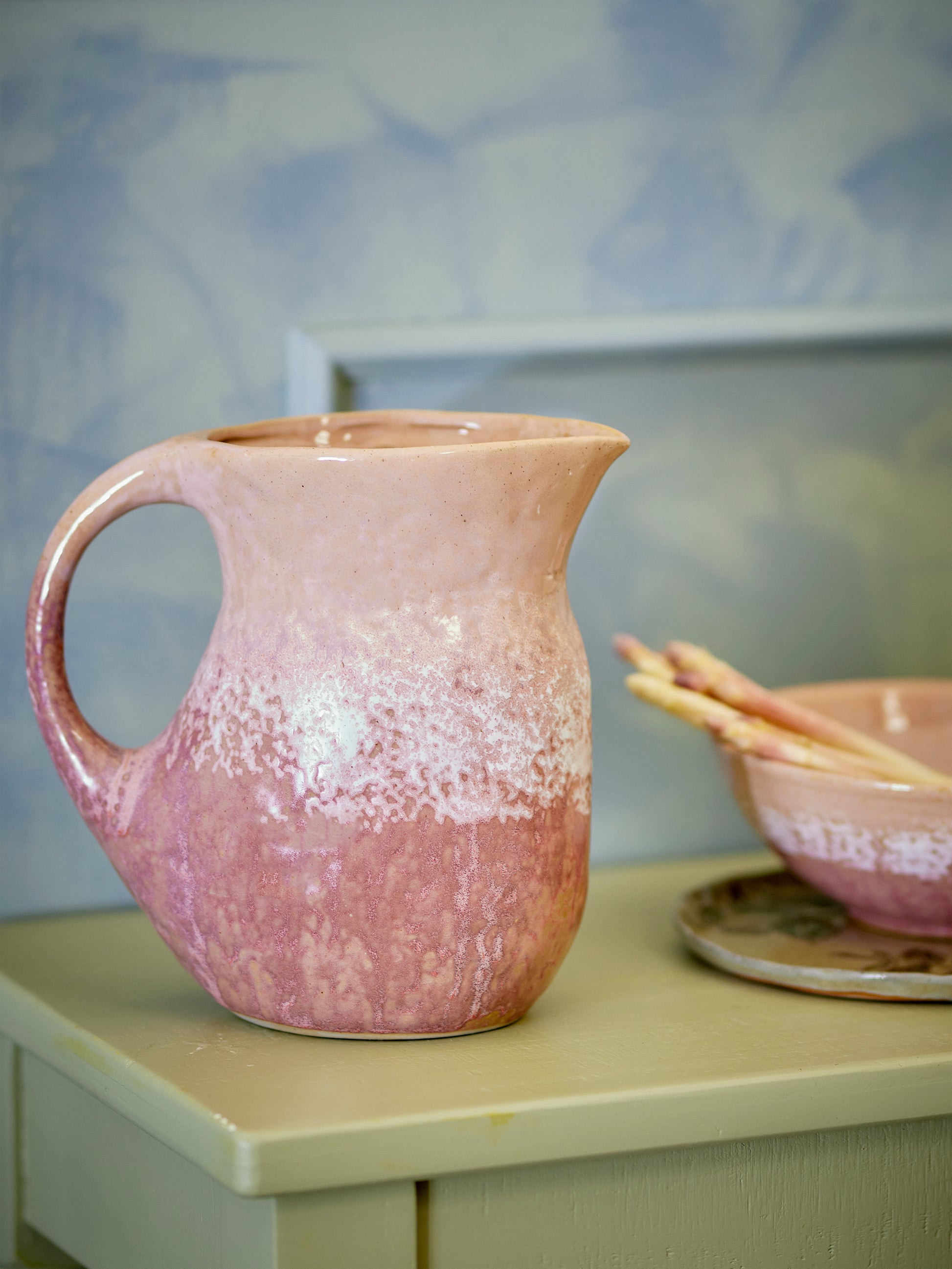 Pichet Darlene en grès rose à glaçure réactive, utilisé comme objet décoratif ou vase dans une maison de charme.