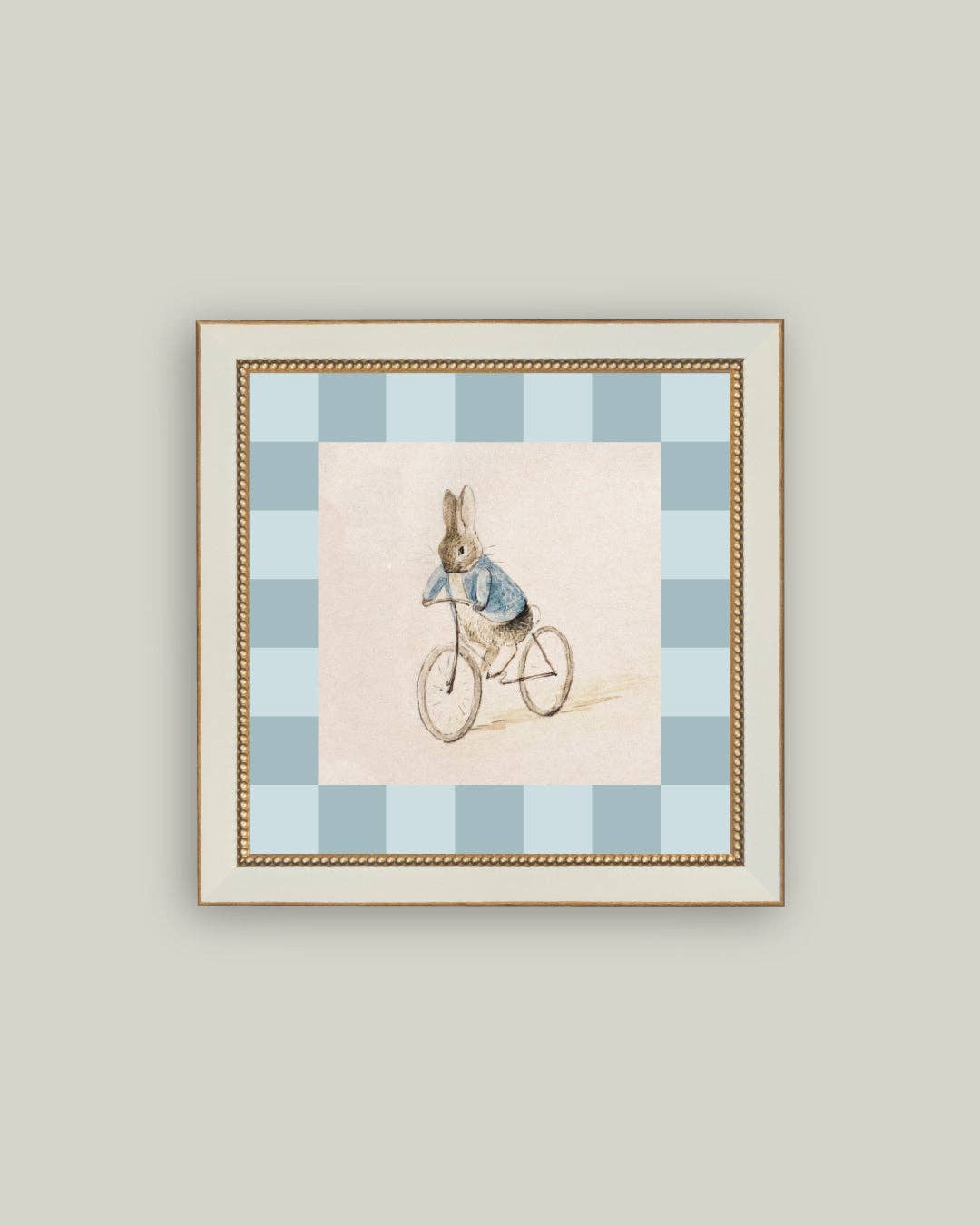Reproduction d’art Pierre Lapin à bicyclette d’après Beatrix Potter, toile encadrée crème et bleue, illustration poétique et vintage pour enfant Madame Beaumont.