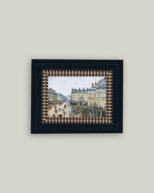 Reproduction d’art Place du Théâtre Français à Paris d’après Camille Pissarro, toile encadrée noire à détails métallisés, format 23×18 cm, scène impressionniste sous la pluie Madame Beaumont.