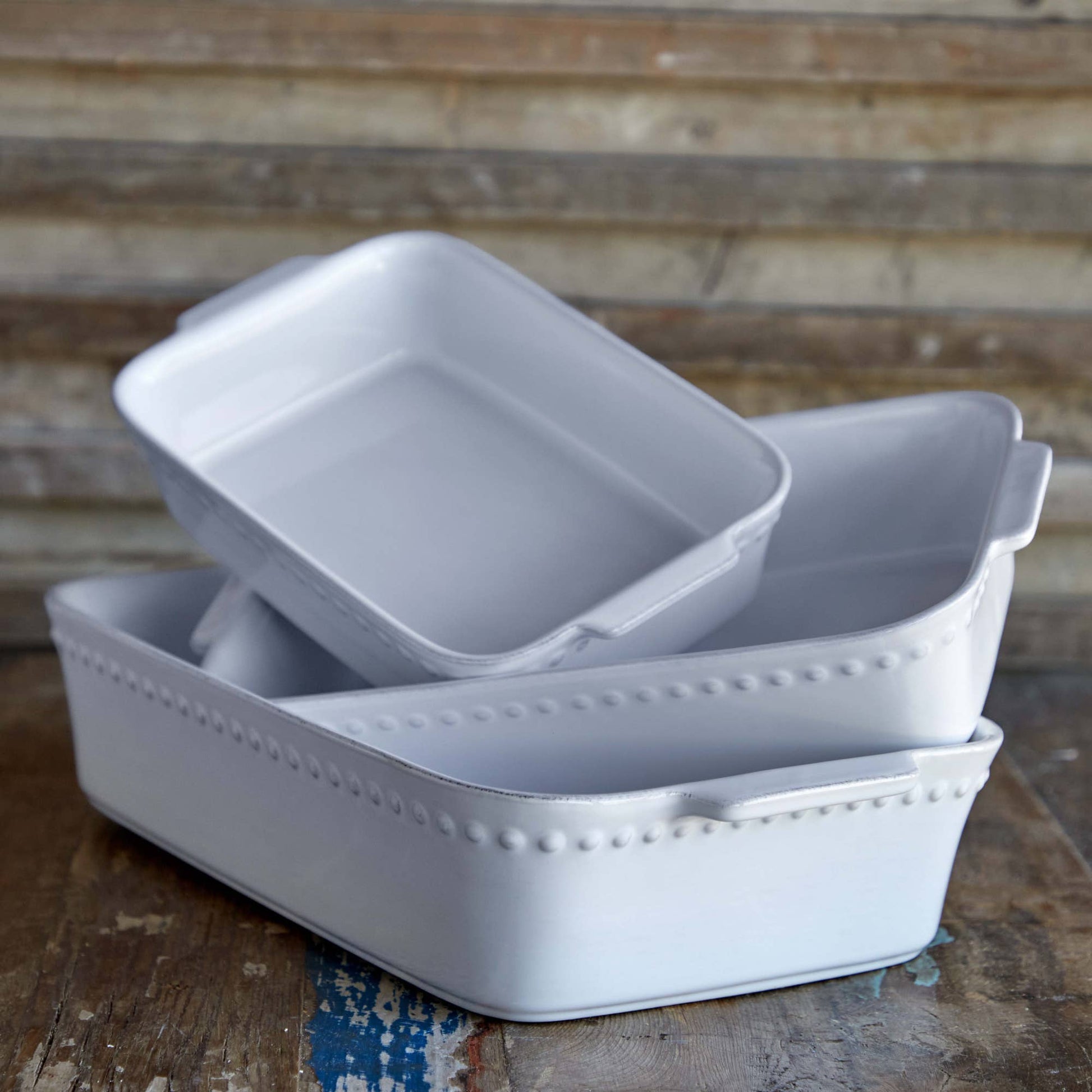 Petit plat à four Pearl 27 cm en grès fin blanc, orné de perles, fabriqué au Portugal
